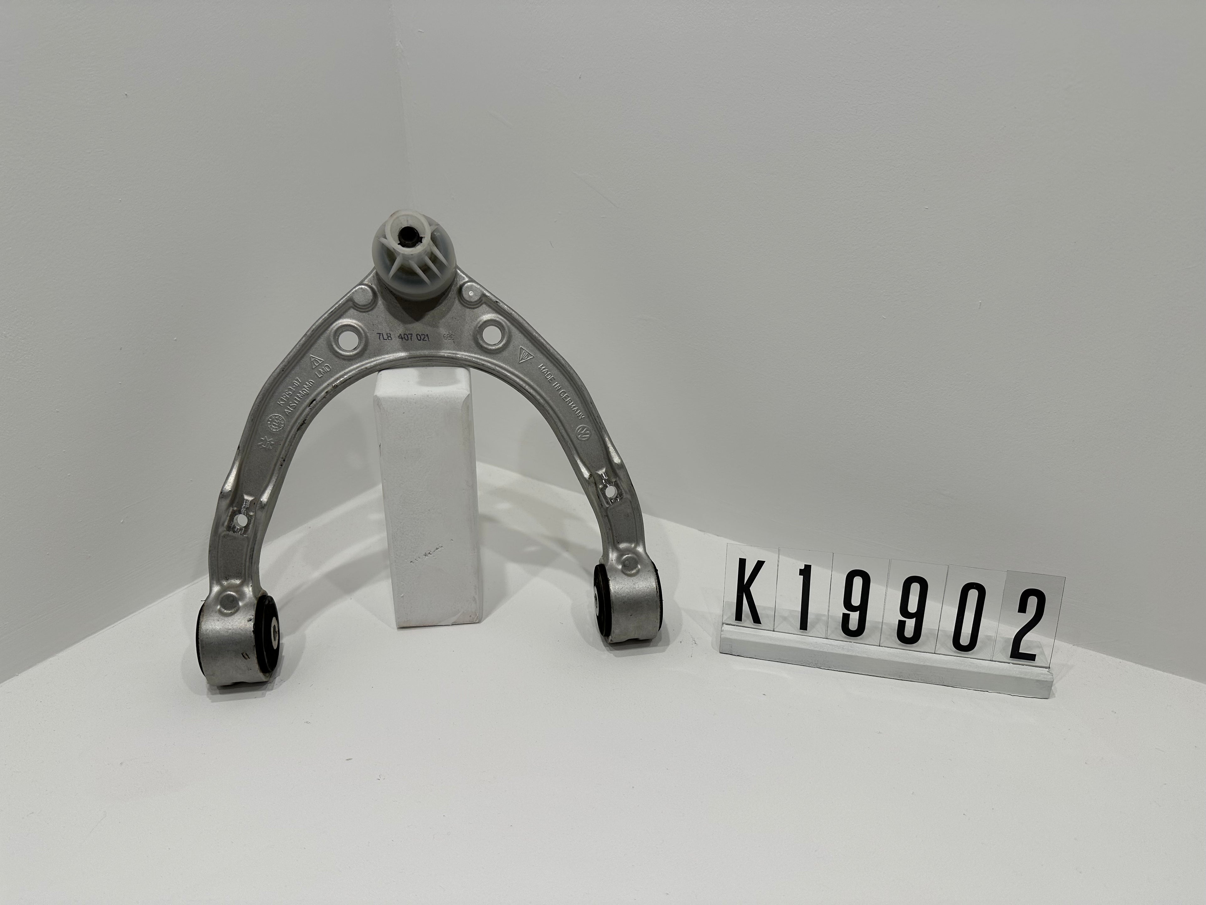7L8 407 021; K19 9 01-08; 1-8  AUDI PORSCHE Q7 VW beidseitig, oben  Aluminium; Konusmaß: 17mm Querlenker