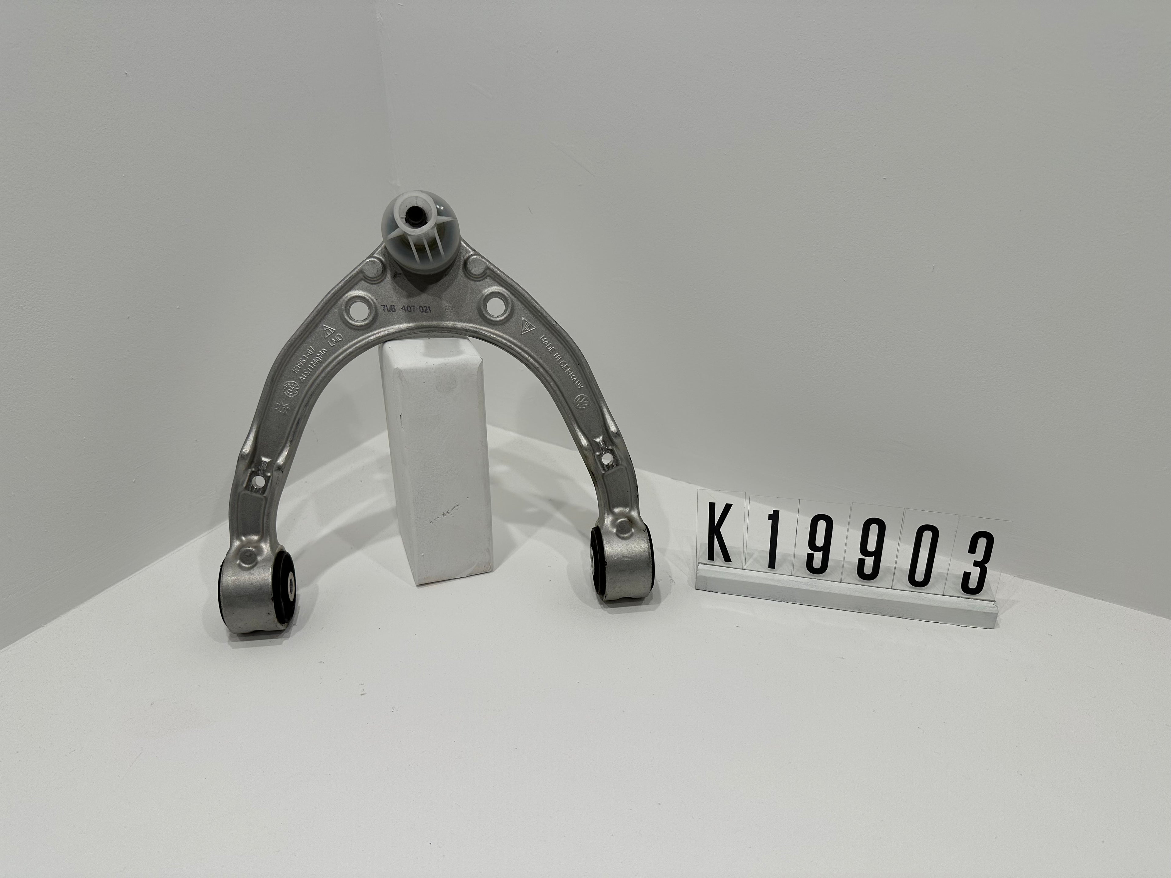 7L8 407 021; K19 9 01-08; 1-8  AUDI PORSCHE Q7 VW beidseitig, oben  Aluminium; Konusmaß: 17mm Querlenker