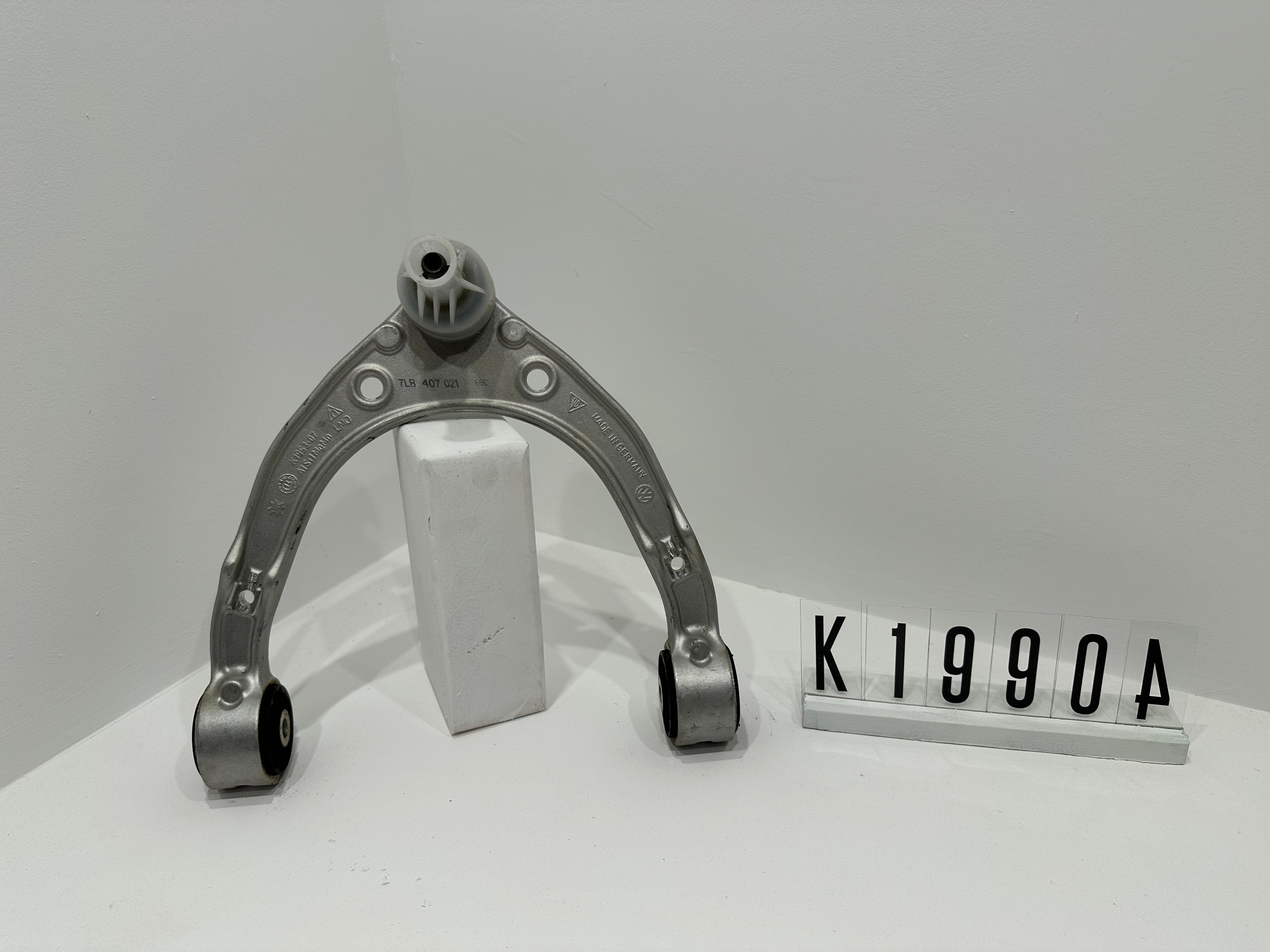 7L8 407 021; K19 9 01-08; 1-8  AUDI PORSCHE Q7 VW beidseitig, oben  Aluminium; Konusmaß: 17mm Querlenker