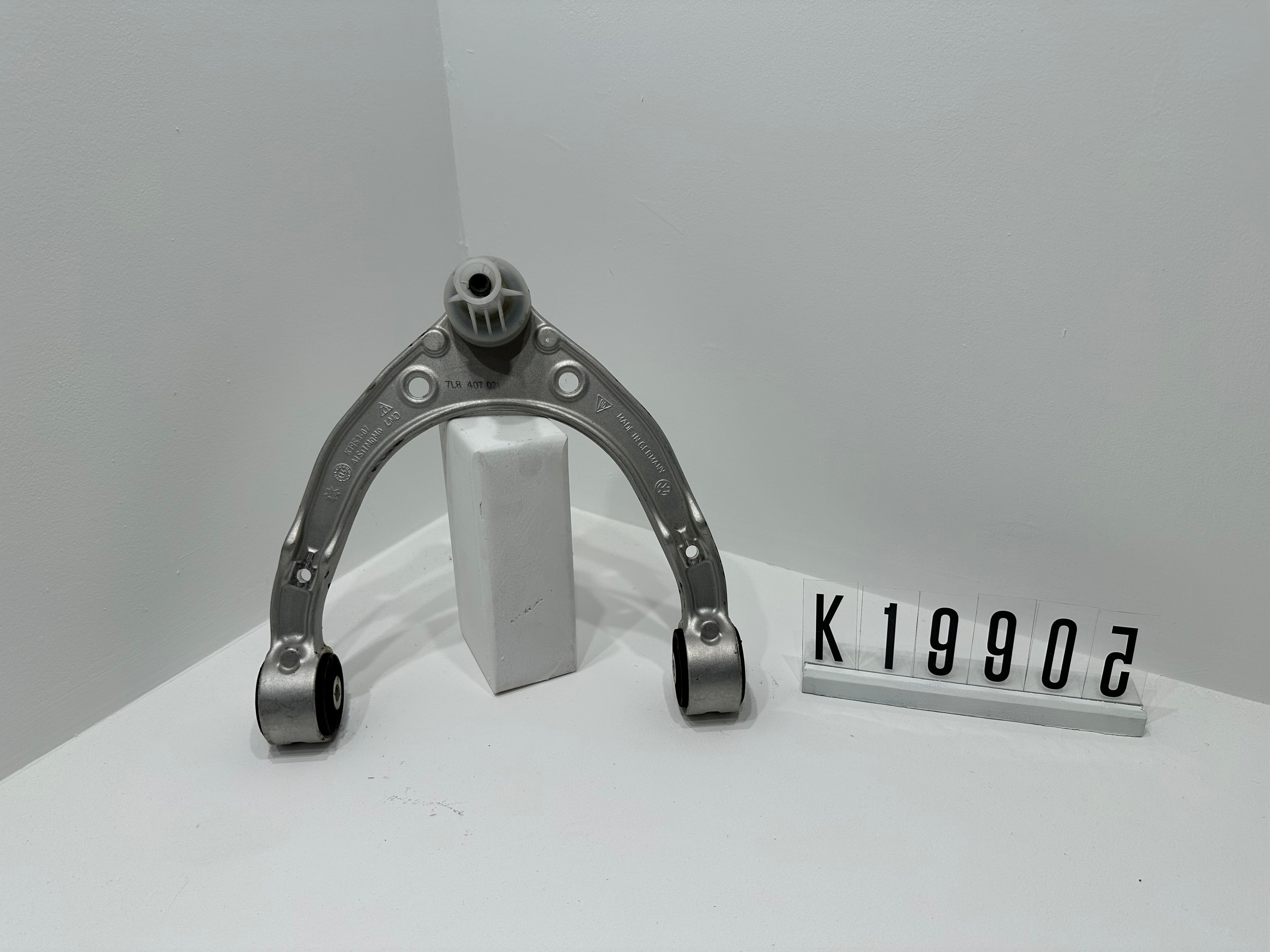 7L8 407 021; K19 9 01-08; 1-8  AUDI PORSCHE Q7 VW beidseitig, oben  Aluminium; Konusmaß: 17mm Querlenker