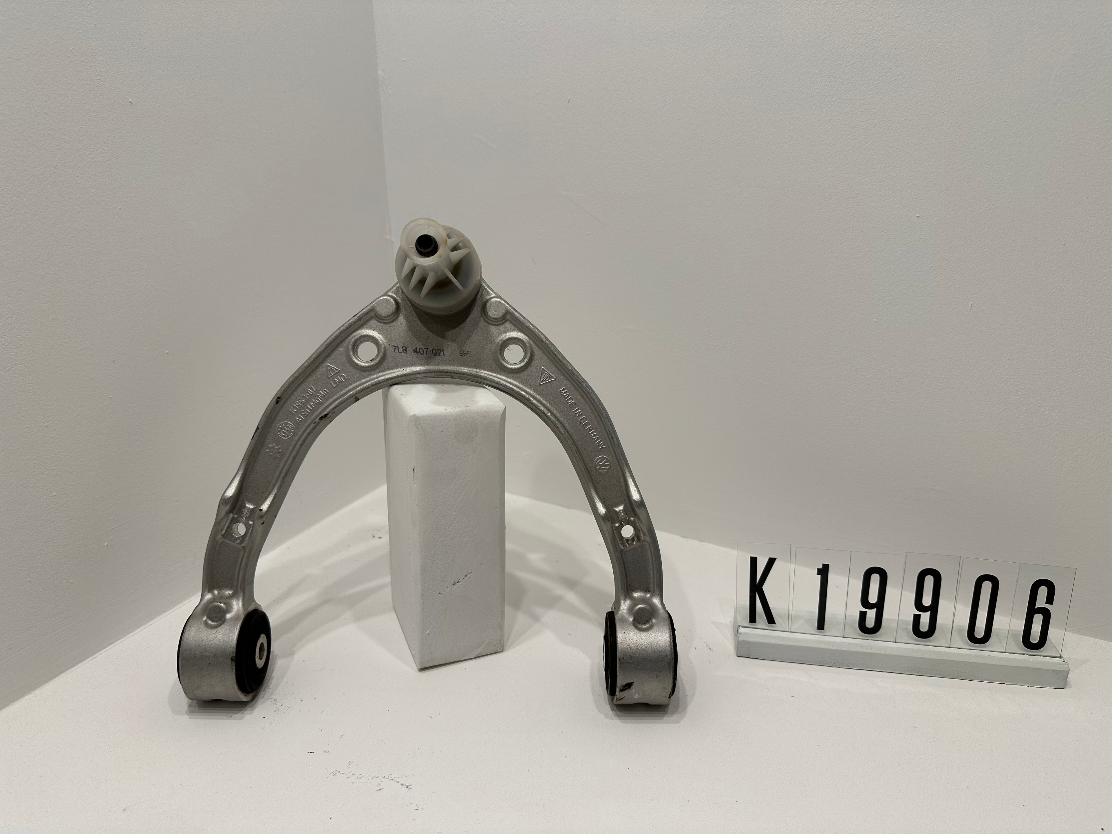 7L8 407 021; K19 9 01-08; 1-8  AUDI PORSCHE Q7 VW beidseitig, oben  Aluminium; Konusmaß: 17mm Querlenker
