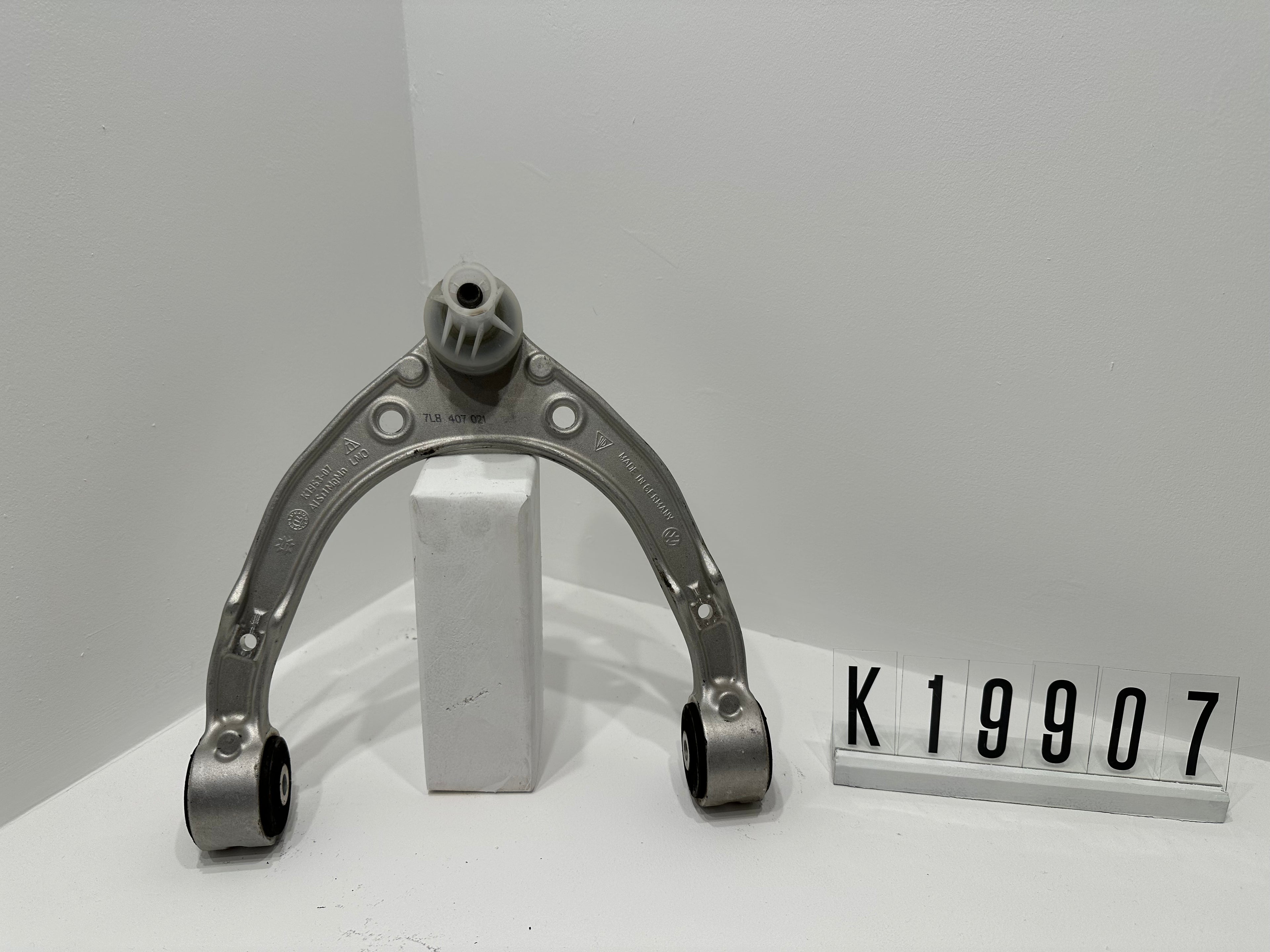 7L8 407 021; K19 9 01-08; 1-8  AUDI PORSCHE Q7 VW beidseitig, oben  Aluminium; Konusmaß: 17mm Querlenker