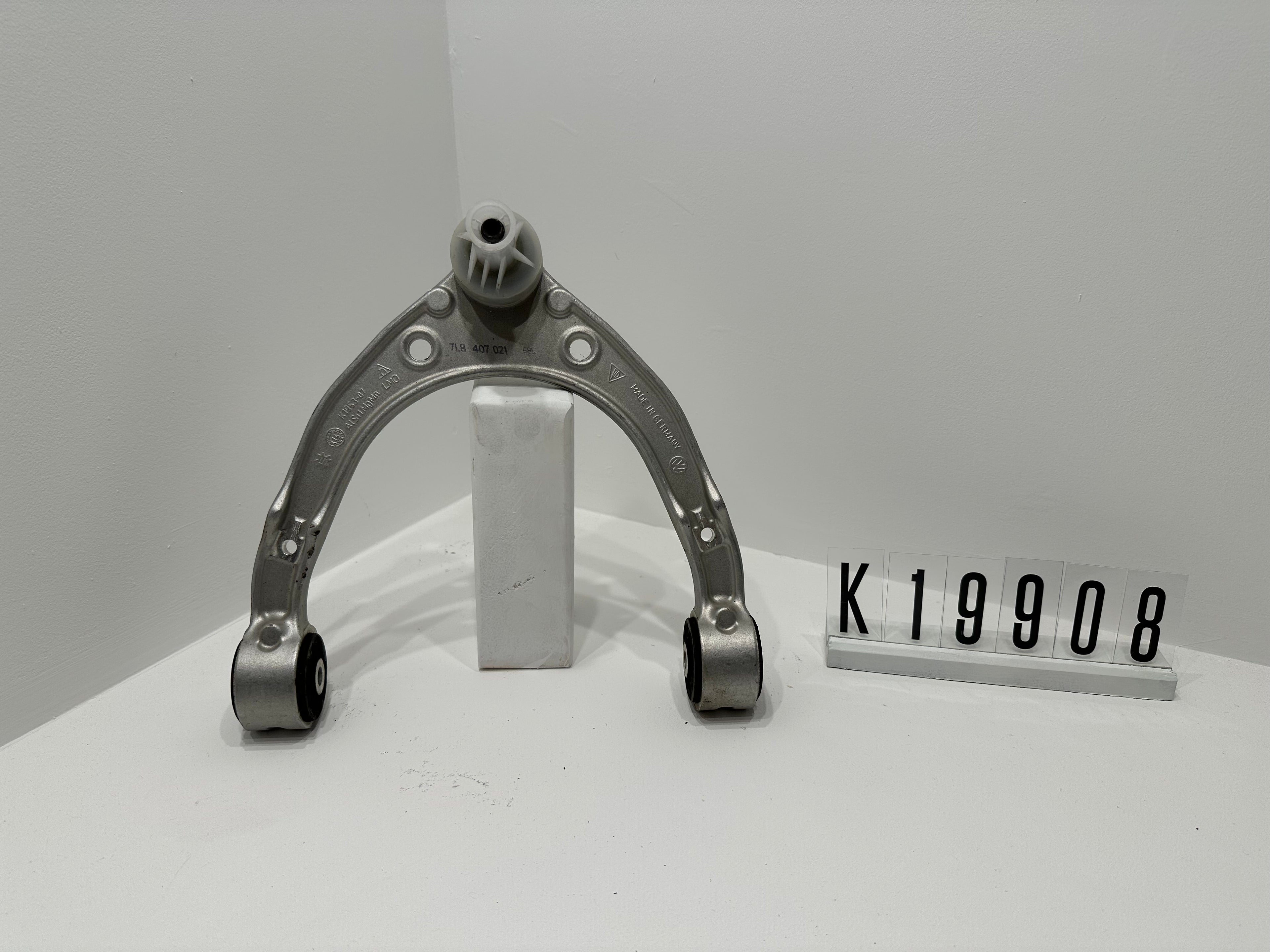 7L8 407 021; K19 9 01-08; 1-8  AUDI PORSCHE Q7 VW beidseitig, oben  Aluminium; Konusmaß: 17mm Querlenker