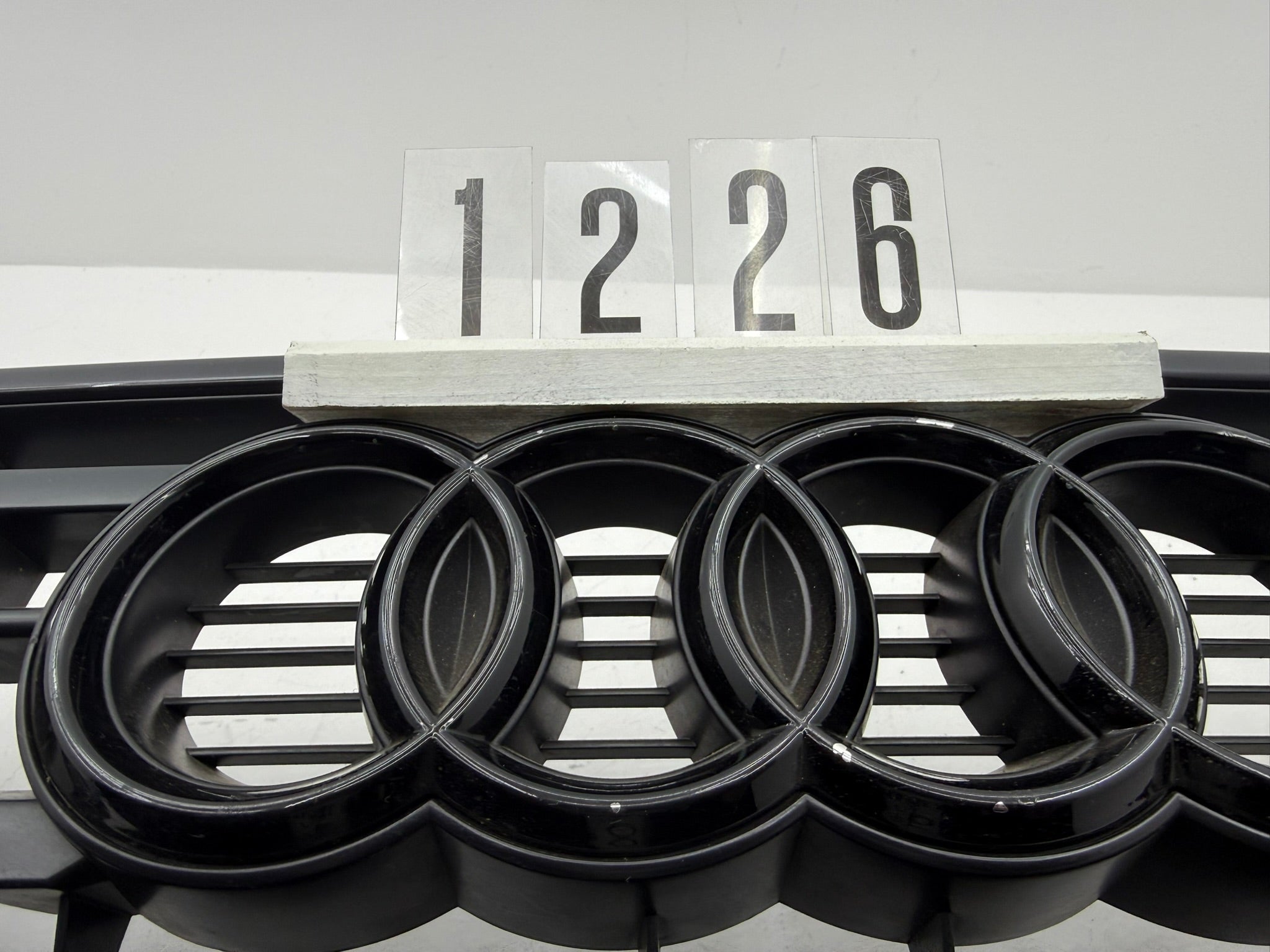 81A853651, 1226, AUDI Q2 81A Kühlergrill ORIGINAL
