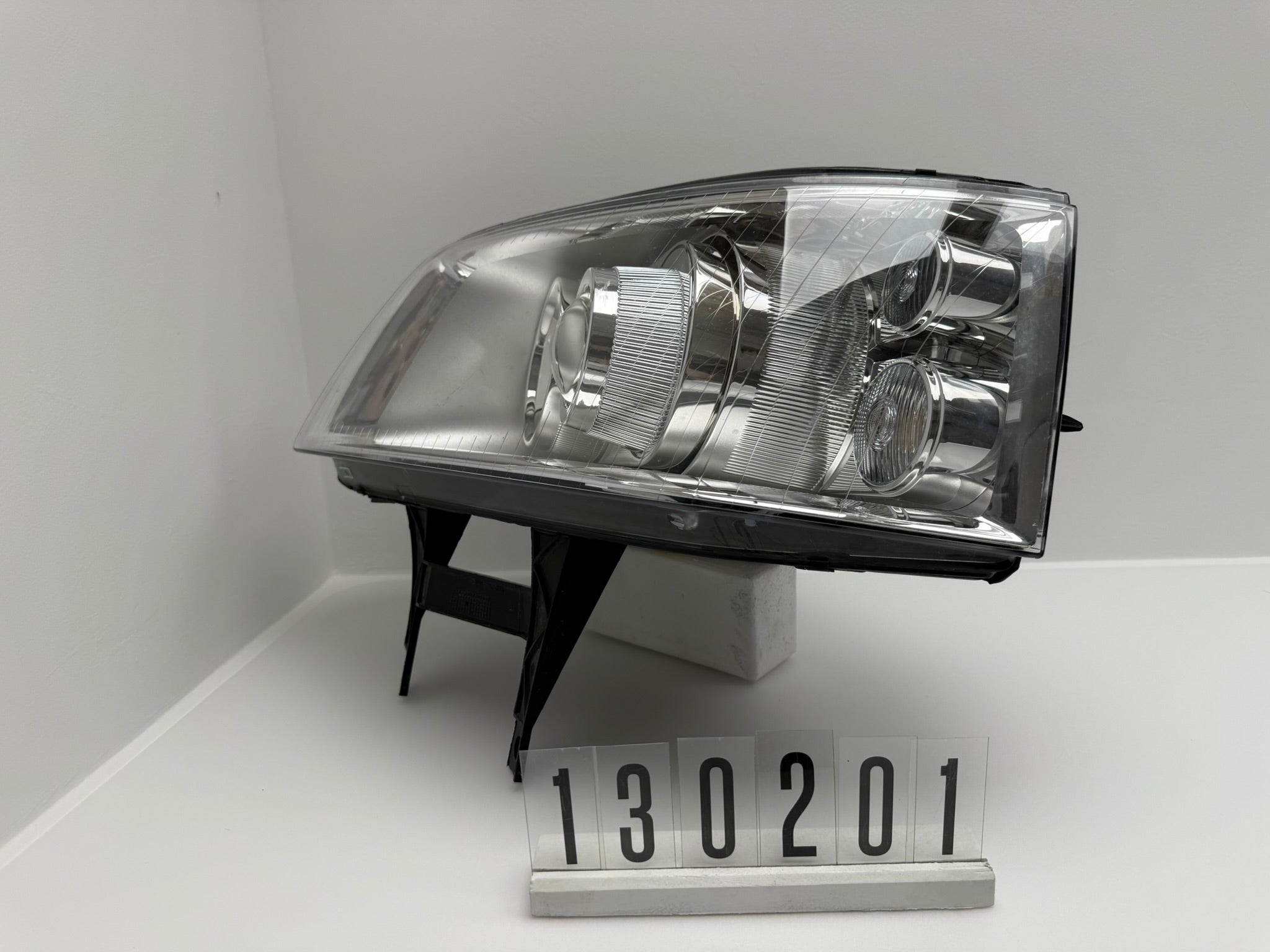 1 305 235 773 / 1305 630 109; 130 2 01; 98 VW T5 Multivan Scheinwerfer Bi- Xenon Links