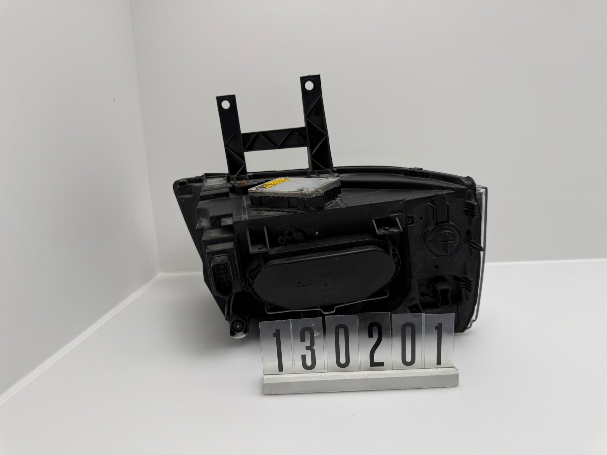 1 305 235 773 / 1305 630 109; 130 2 01; 98 VW T5 Multivan Scheinwerfer Bi- Xenon Links