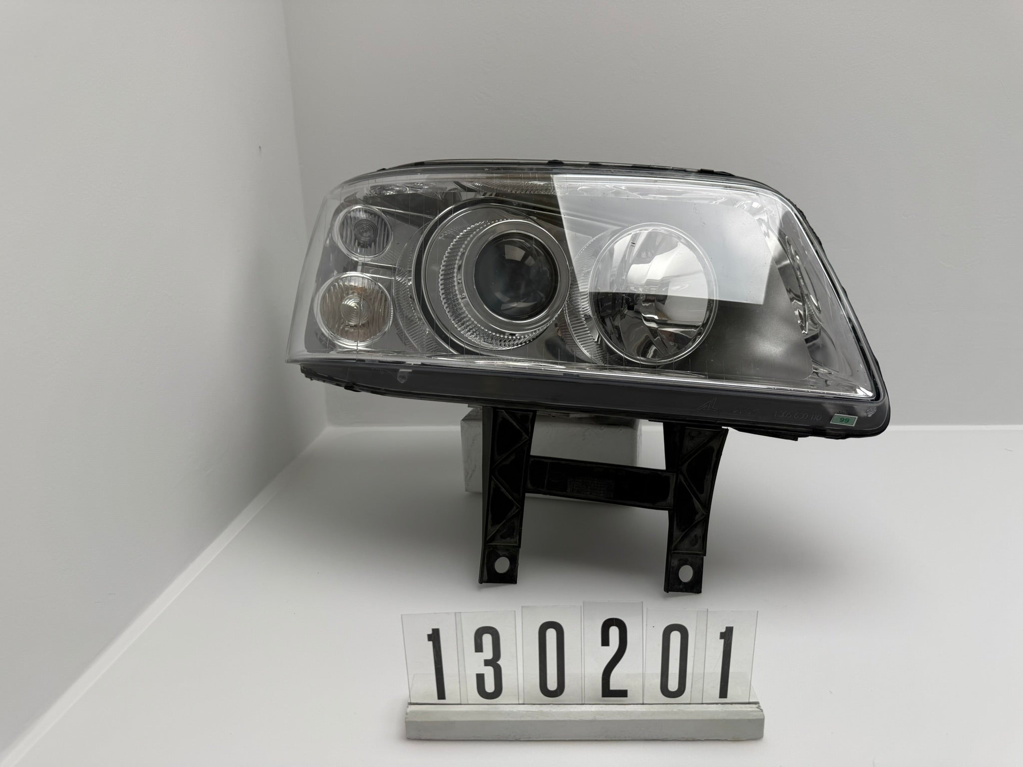 1 305 235 774 / 1306 630 110; 130 2 02; 99 VW T5 Multivan Scheinwerfer Bi- Xenon Rechts