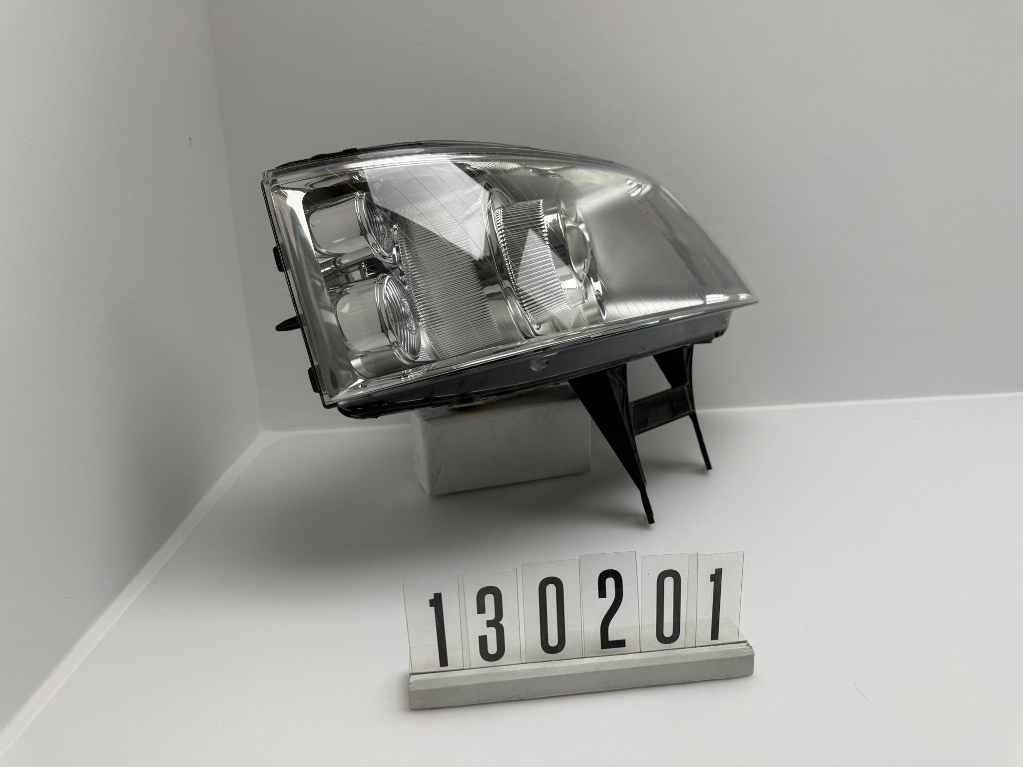1 305 235 774 / 1306 630 110; 130 2 02; 99 VW T5 Multivan Scheinwerfer Bi- Xenon Rechts