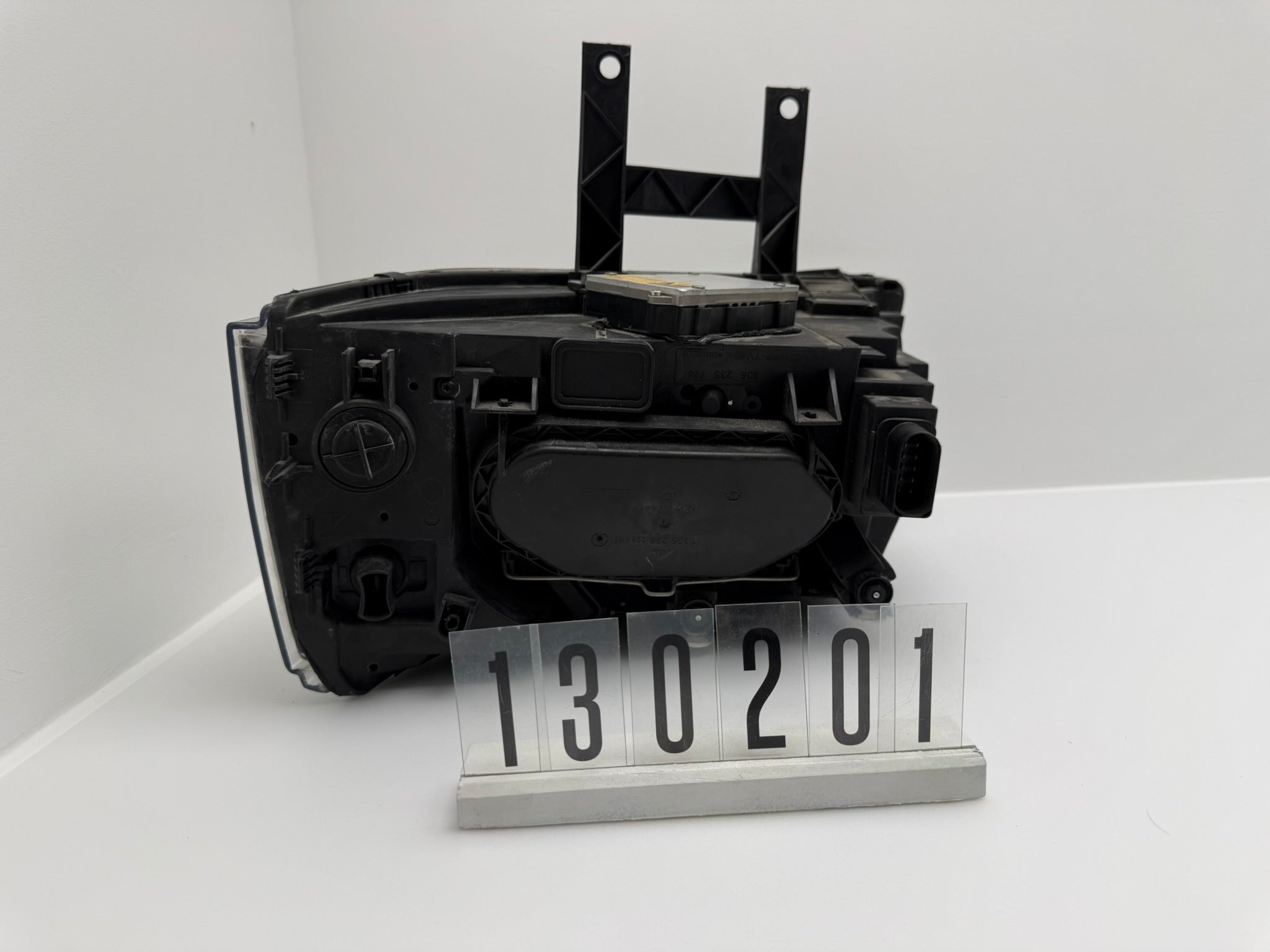 1 305 235 774 / 1306 630 110; 130 2 02; 99 VW T5 Multivan Scheinwerfer Bi- Xenon Rechts