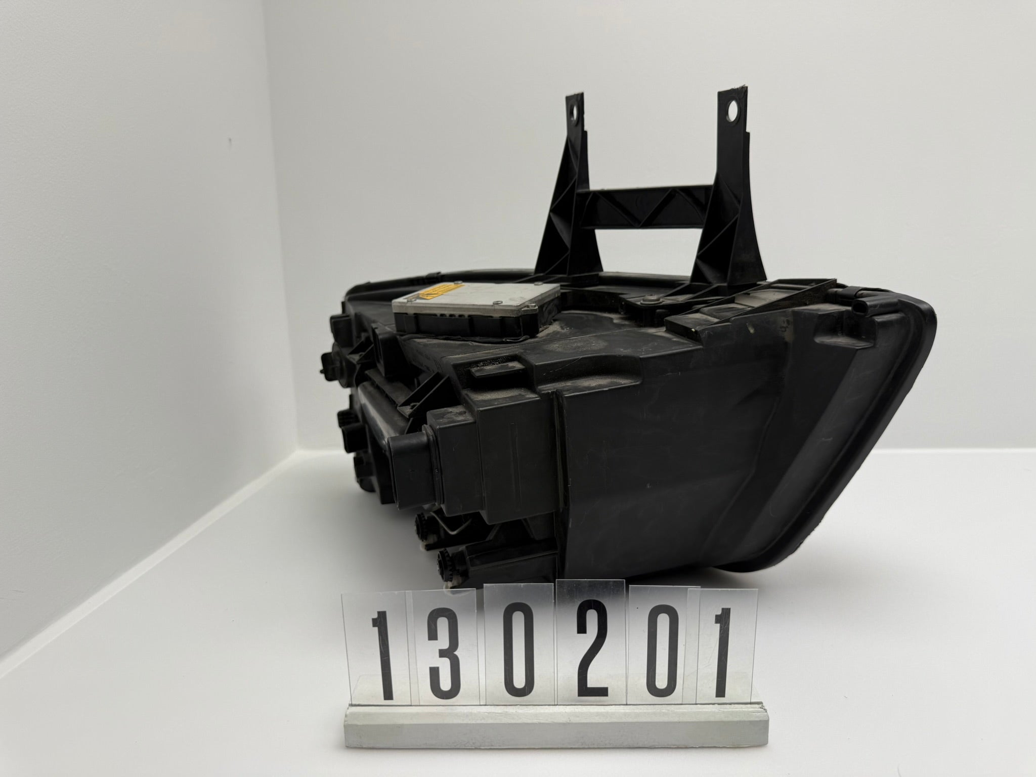 1 305 235 774 / 1306 630 110; 130 2 02; 99 VW T5 Multivan Scheinwerfer Bi- Xenon Rechts