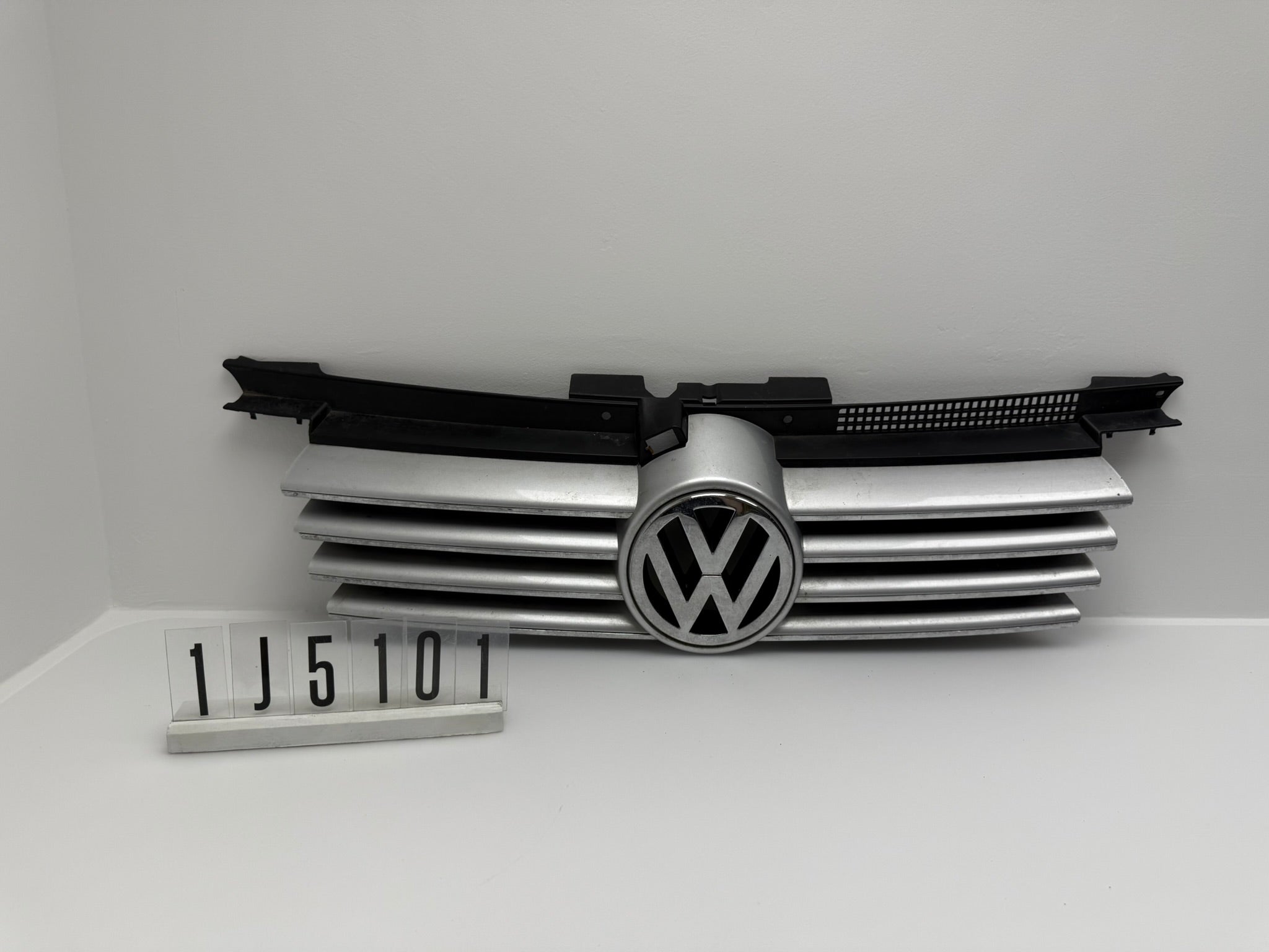 LA7W 1J5853655C; 1J55 1 01; 111  VW Bora  Kühlergrill