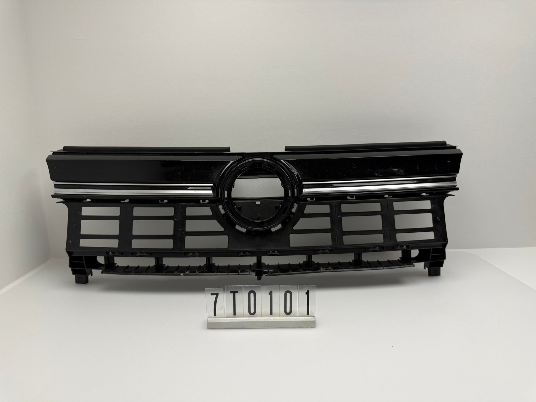 7T0 807 985 B / 7T0807381D; 7T0 1 01VW; 123 MULTIVAN T7 ST Kühlergrill-Stützelement