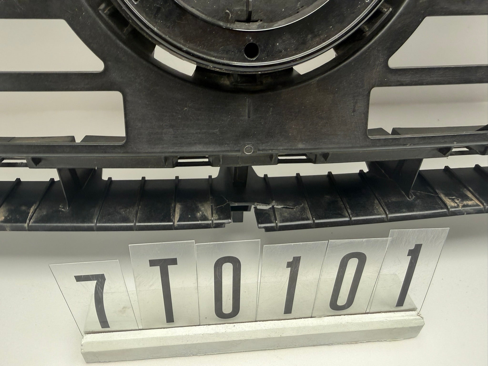 7T0 807 985 B / 7T0807381D; 7T0 1 01VW; 123 MULTIVAN T7 ST Kühlergrill-Stützelement