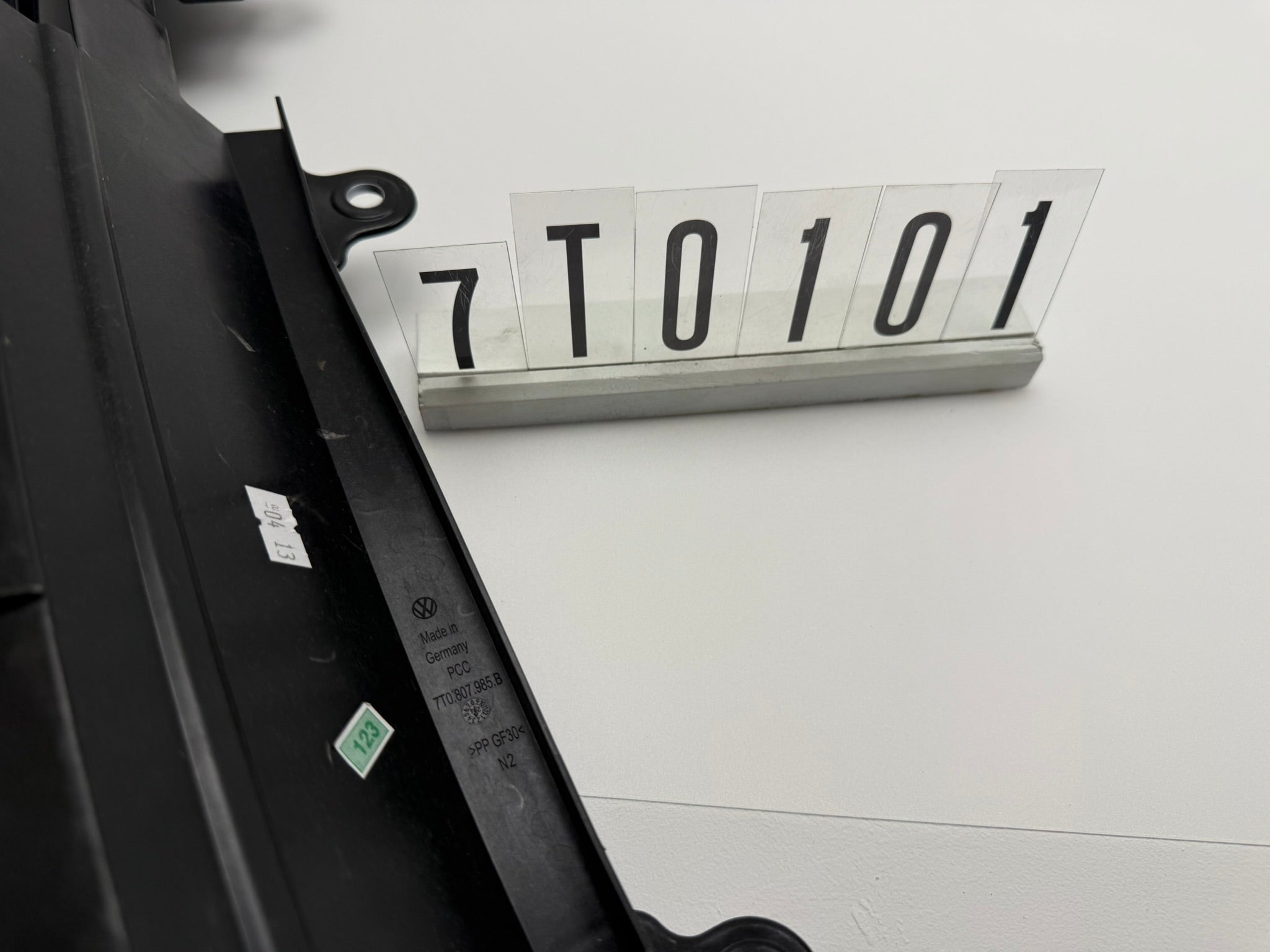 7T0 807 985 B / 7T0807381D; 7T0 1 01VW; 123 MULTIVAN T7 ST Kühlergrill-Stützelement