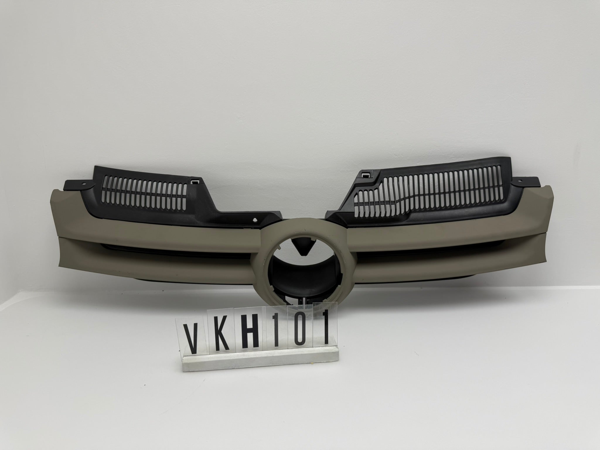 VKH 016 702842 / 1K0853655A; VKH 1 01; 126 VW Golf V 5 Kühlergrill  Nachbau / Fake
