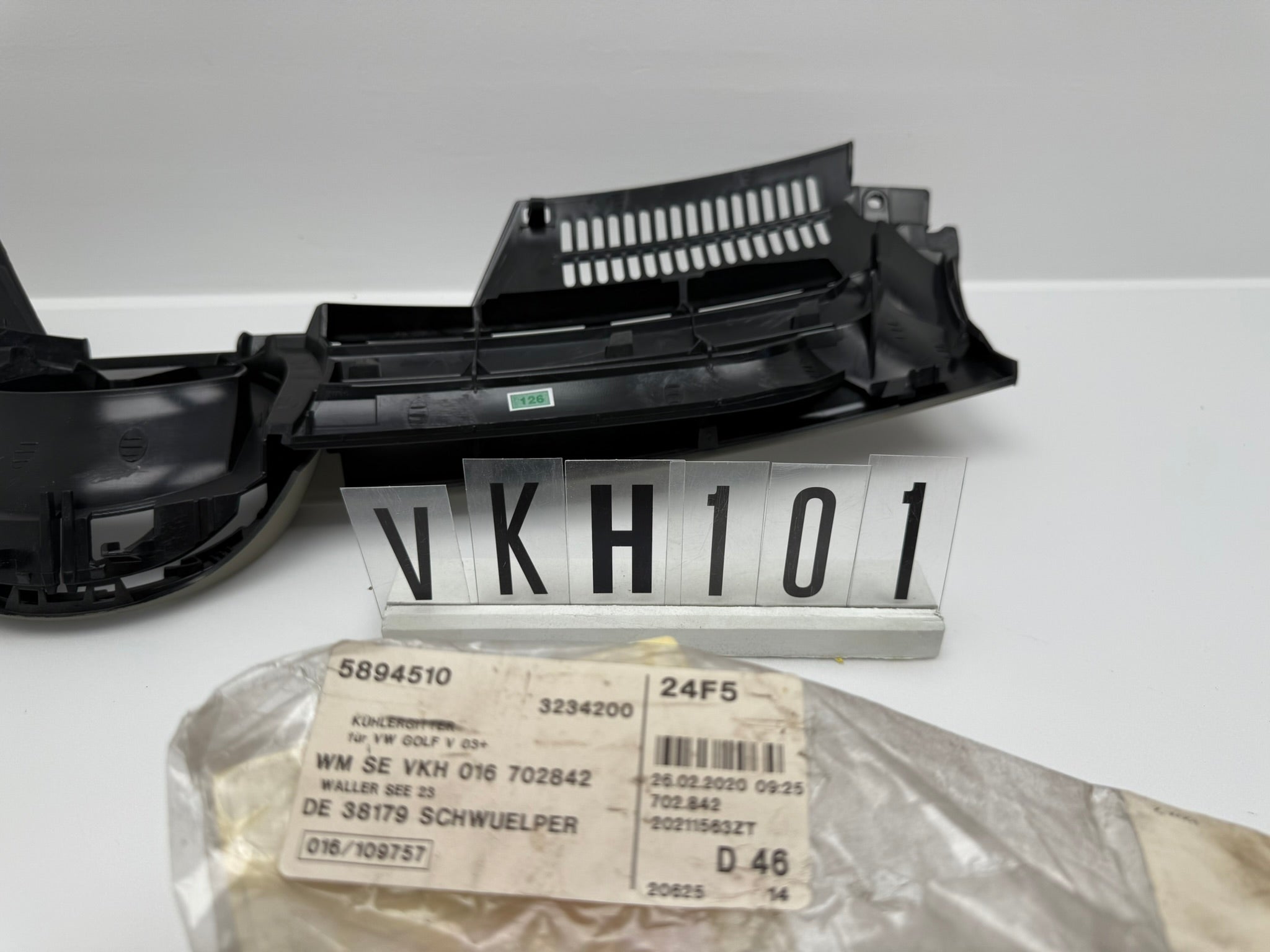 VKH 016 702842 / 1K0853655A; VKH 1 01; 126 VW Golf V 5 Kühlergrill  Nachbau / Fake