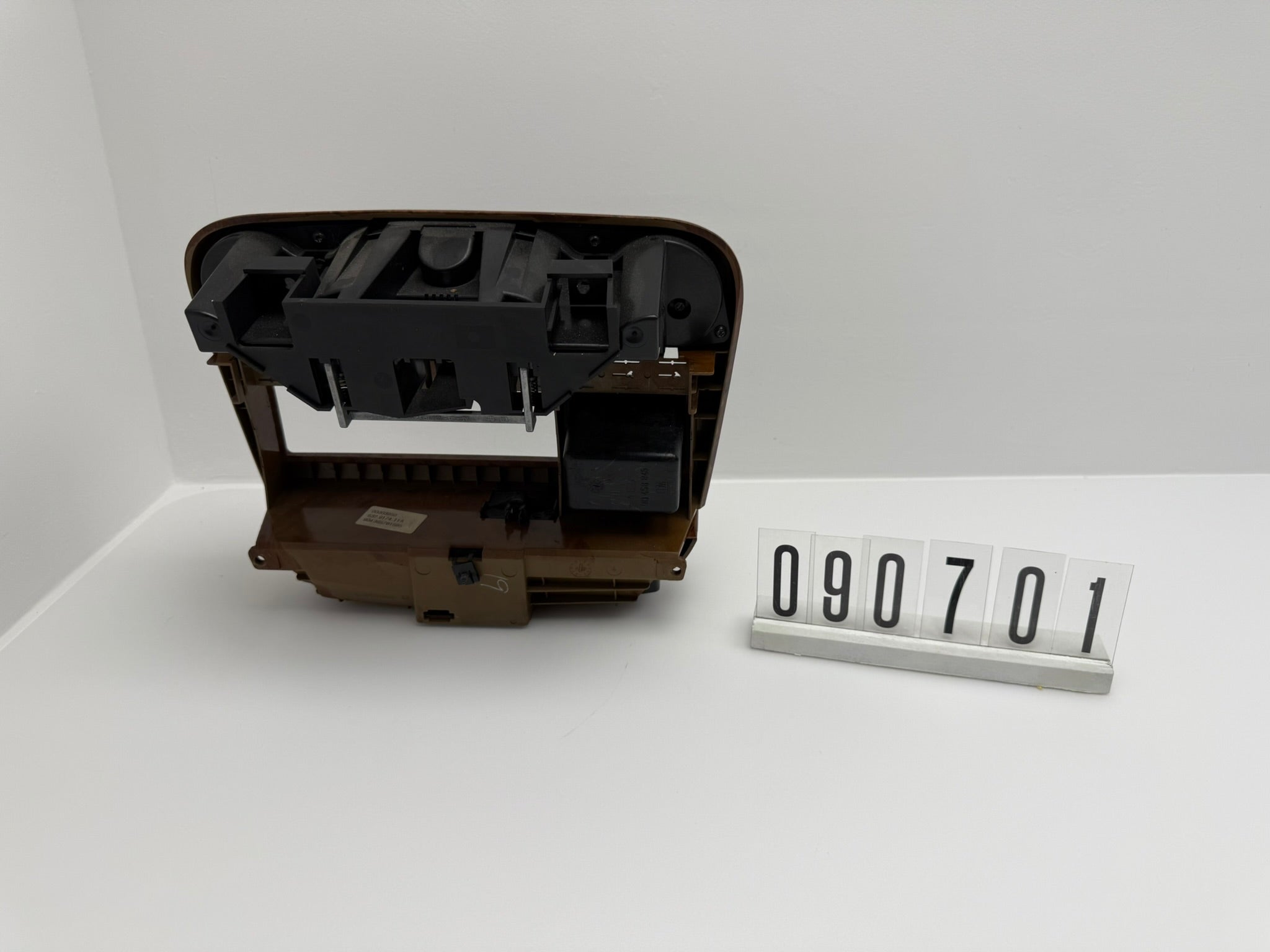 90436578; 090 7 01-02; 134-135 OPEL OMEGA B (25, 26, 27) Mittelkonsole