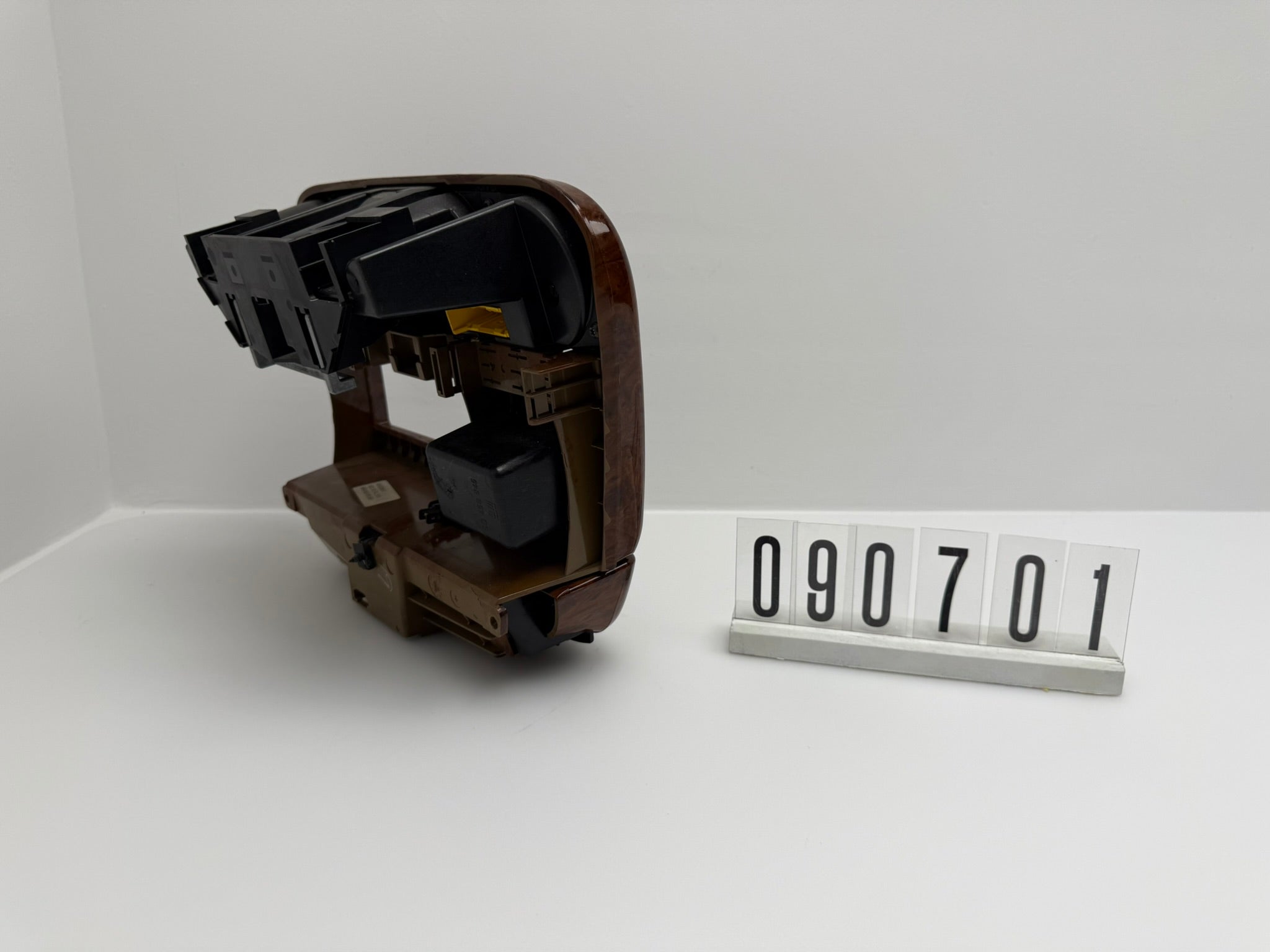 90436578; 090 7 01-02; 134-135 OPEL OMEGA B (25, 26, 27) Mittelkonsole