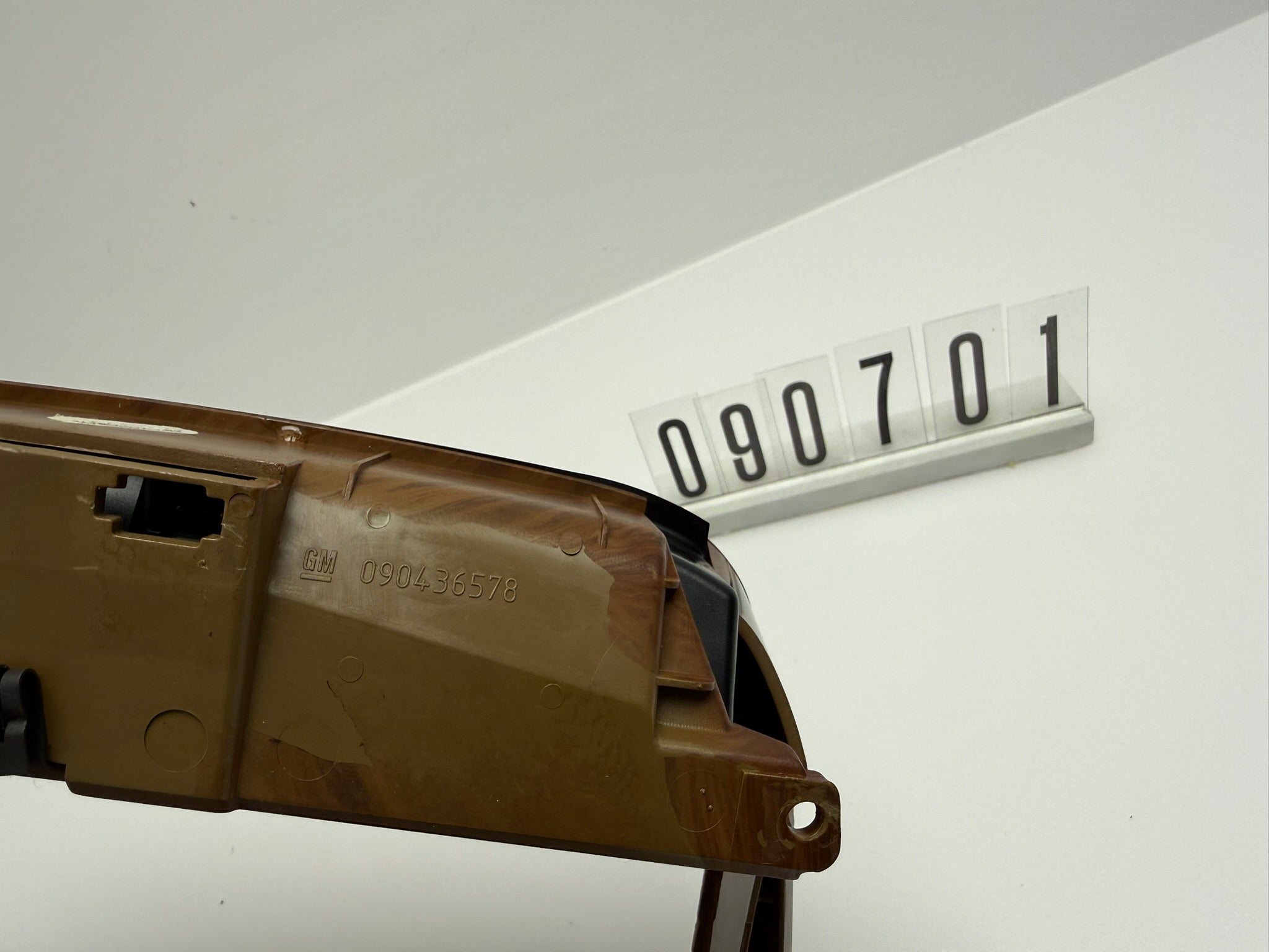 90436578; 090 7 01-02; 134-135 OPEL OMEGA B (25, 26, 27) Mittelkonsole