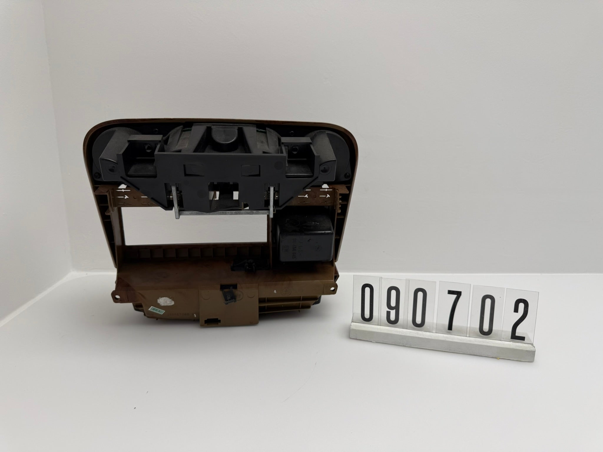90436578; 090 7 01-02; 134-135 OPEL OMEGA B (25, 26, 27) Mittelkonsole