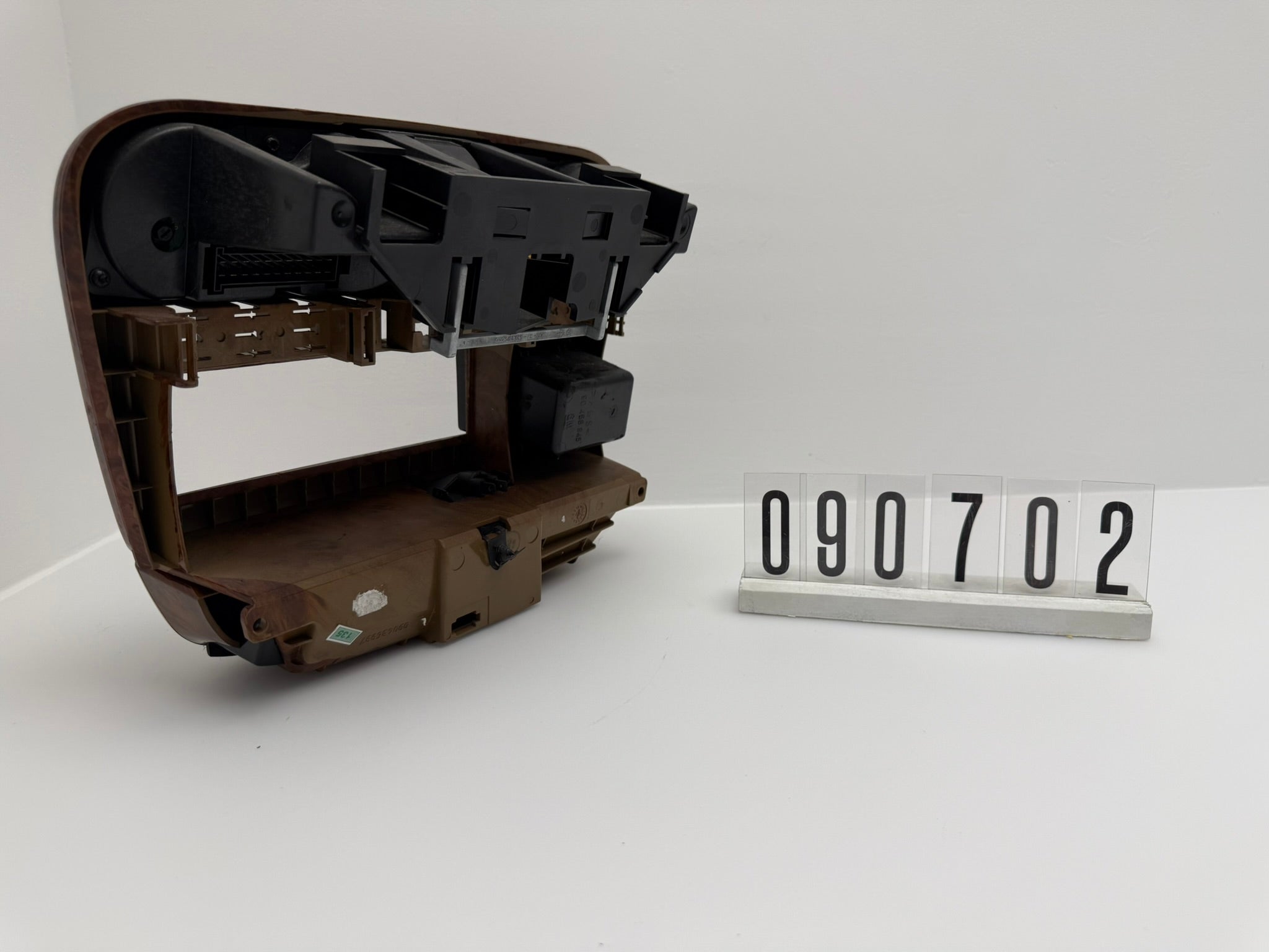 90436578; 090 7 01-02; 134-135 OPEL OMEGA B (25, 26, 27) Mittelkonsole