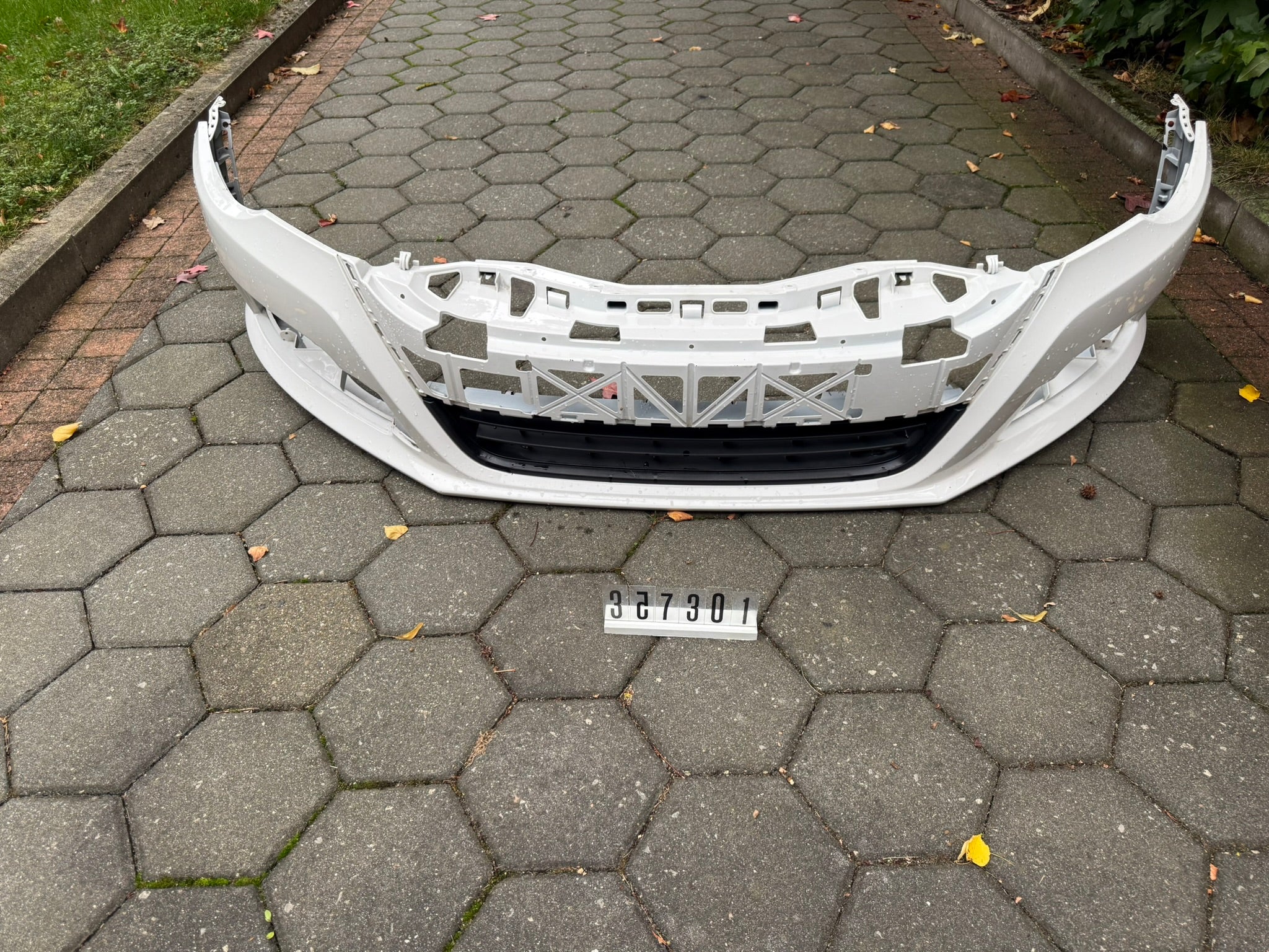 3C8807217Q; 357 3 01; 145 VW PASSAT CC B6 vorne Stoßstange