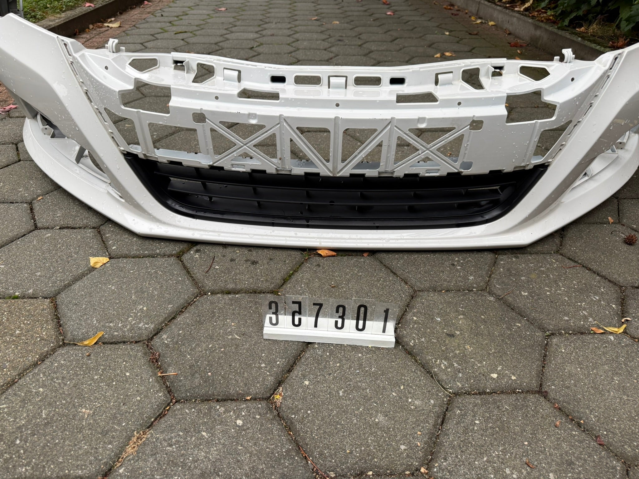 3C8807217Q; 357 3 01; 145 VW PASSAT CC B6 vorne Stoßstange