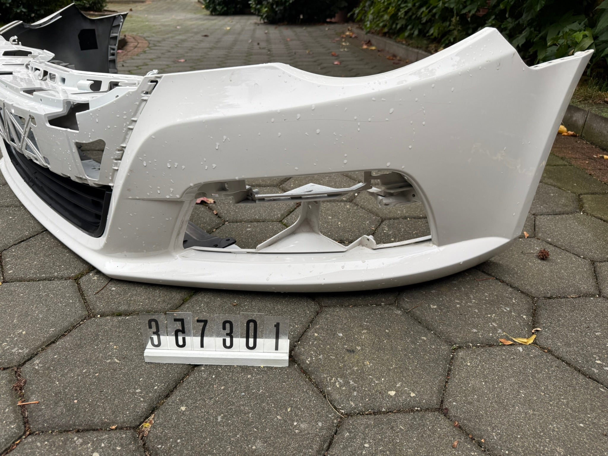 3C8807217Q; 357 3 01; 145 VW PASSAT CC B6 vorne Stoßstange