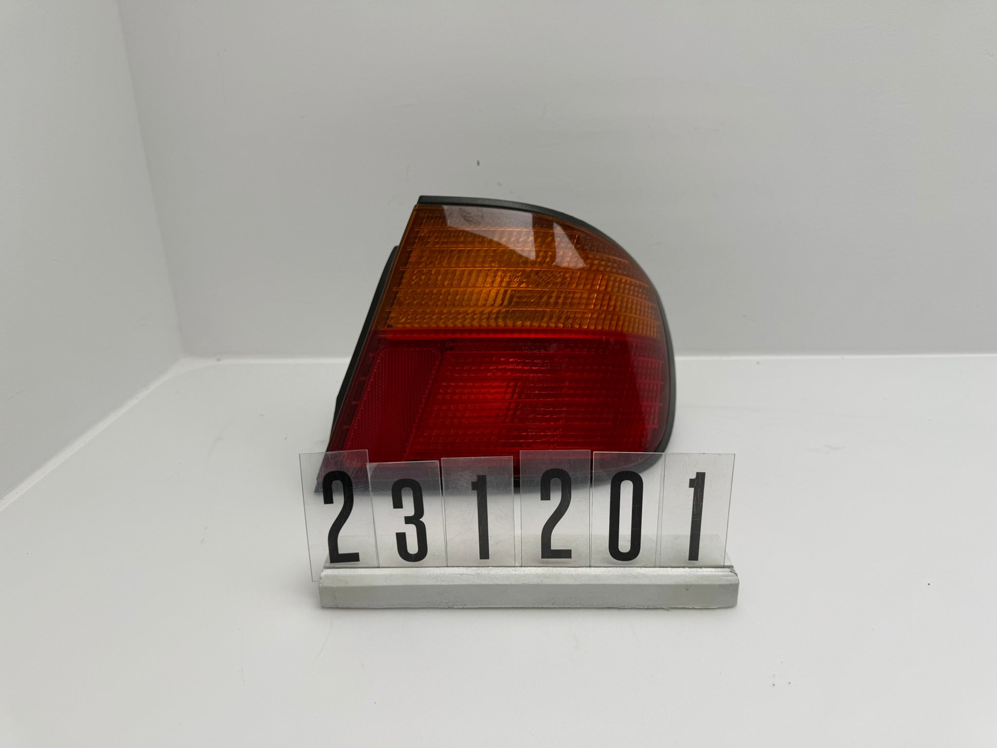 23755688 / RD2319; 231 2 01; 150 Nissan Primera P11 Stufenheck 96-99 Rückleuchte Rechts Außen