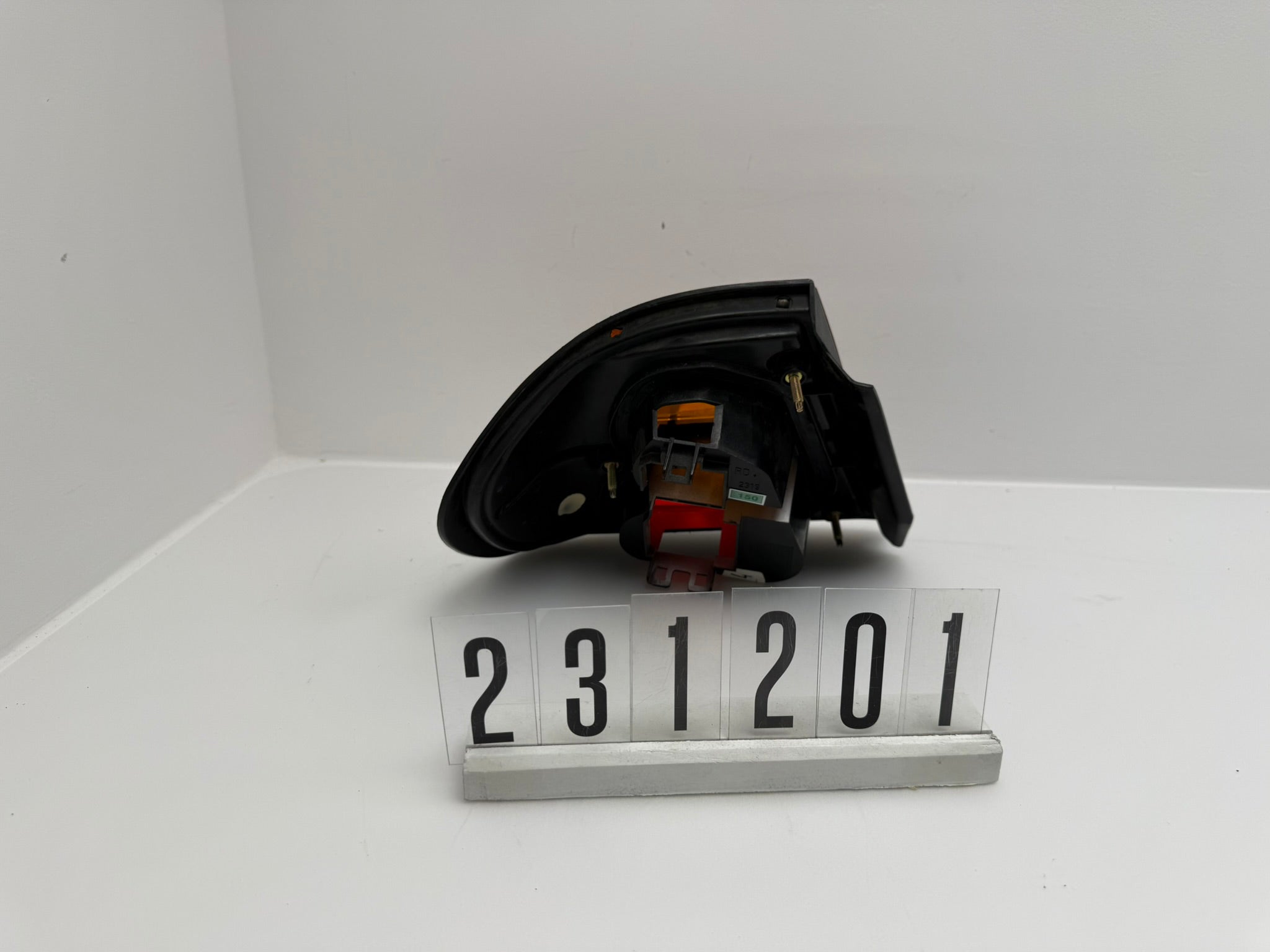 23755688 / RD2319; 231 2 01; 150 Nissan Primera P11 Stufenheck 96-99 Rückleuchte Rechts Außen