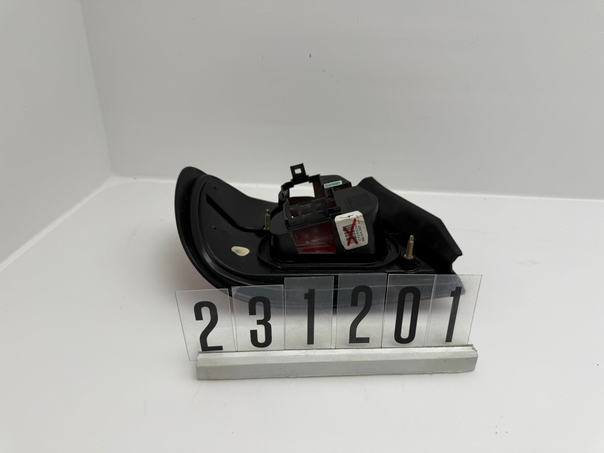 23755688 / RD2319; 231 2 01; 150 Nissan Primera P11 Stufenheck 96-99 Rückleuchte Rechts Außen