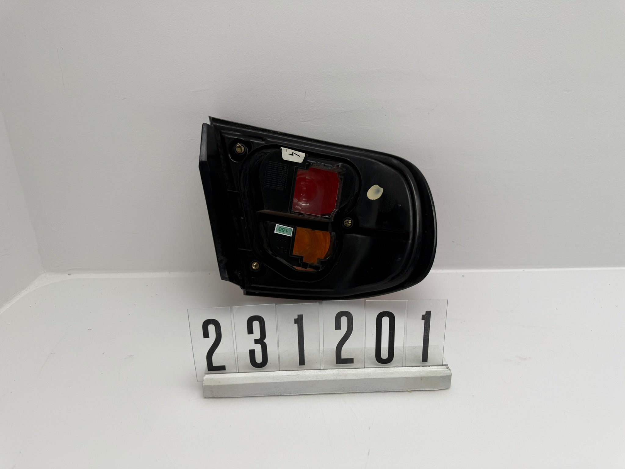 23755688 / RD2319; 231 2 01; 150 Nissan Primera P11 Stufenheck 96-99 Rückleuchte Rechts Außen