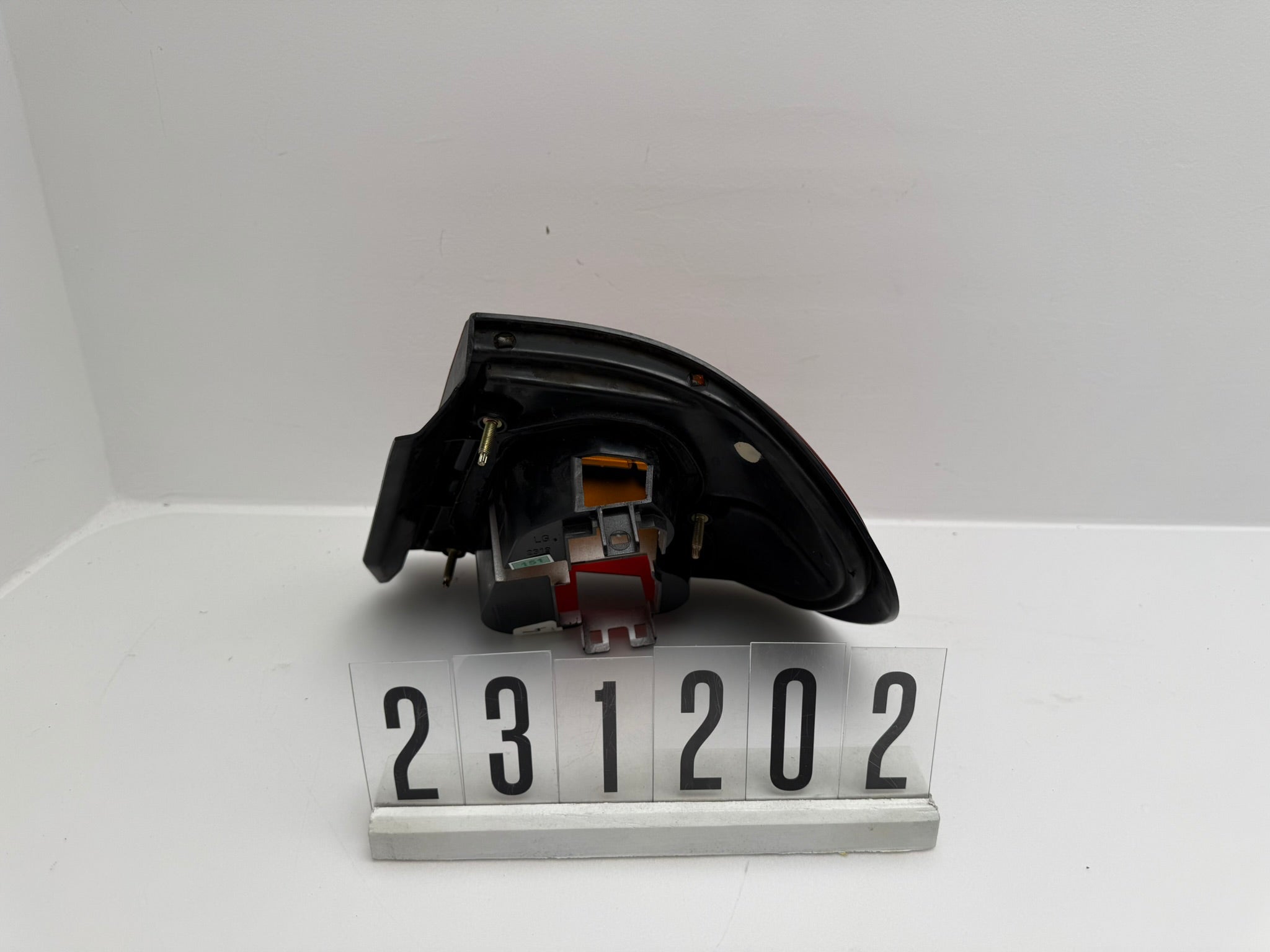 23755688 / LD2319; 231 2 02; 151 Nissan Primera P11 Stufenheck 96-99 Rückleuchte Links Außen