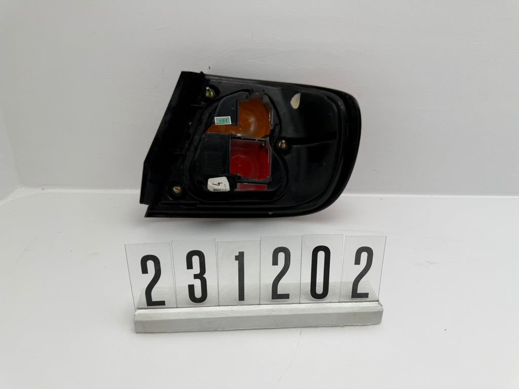 23755688 / LD2319; 231 2 02; 151 Nissan Primera P11 Stufenheck 96-99 Rückleuchte Links Außen