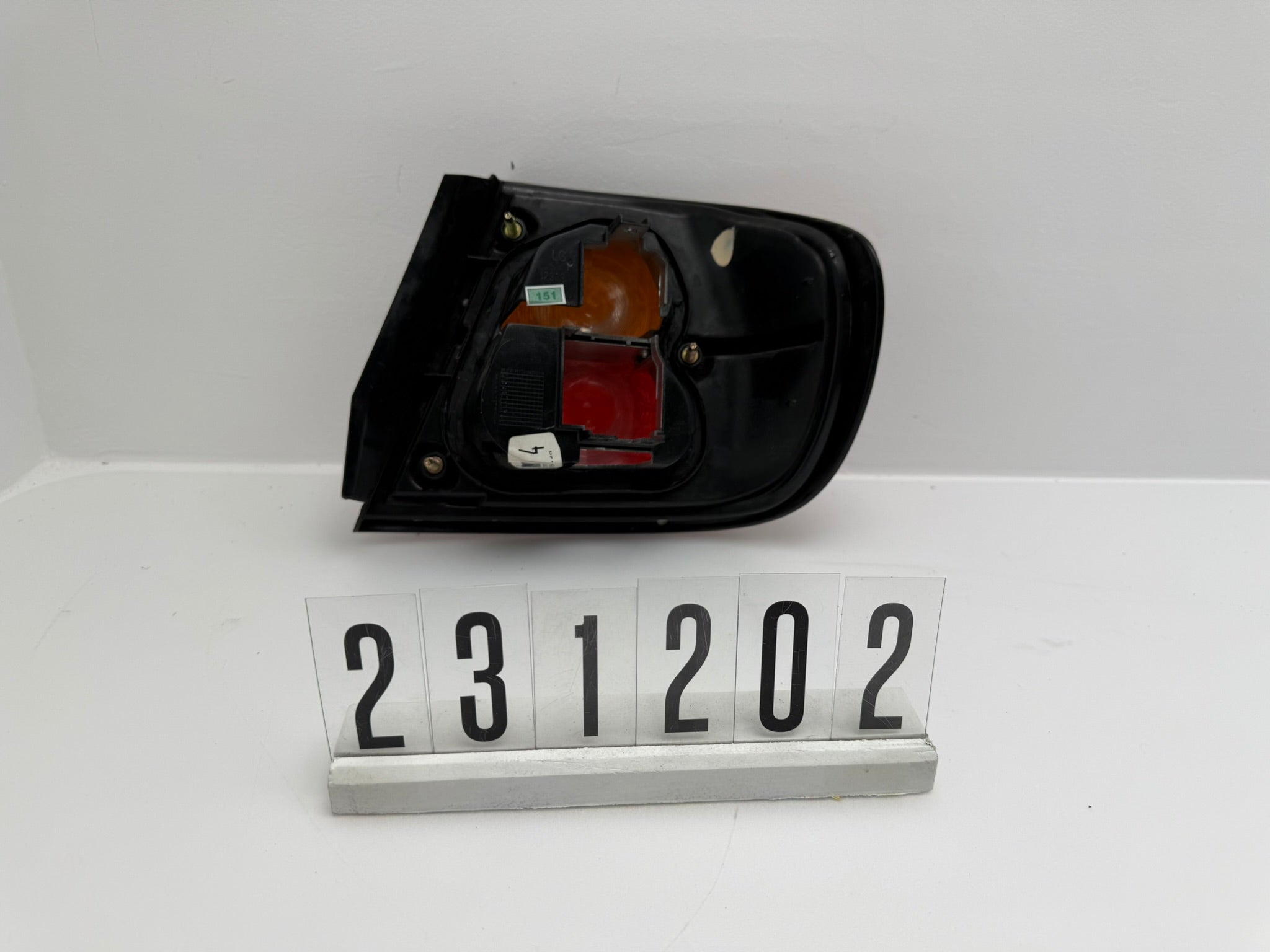 23755688 / LD2319; 231 2 02; 151 Nissan Primera P11 Stufenheck 96-99 Rückleuchte Links Außen