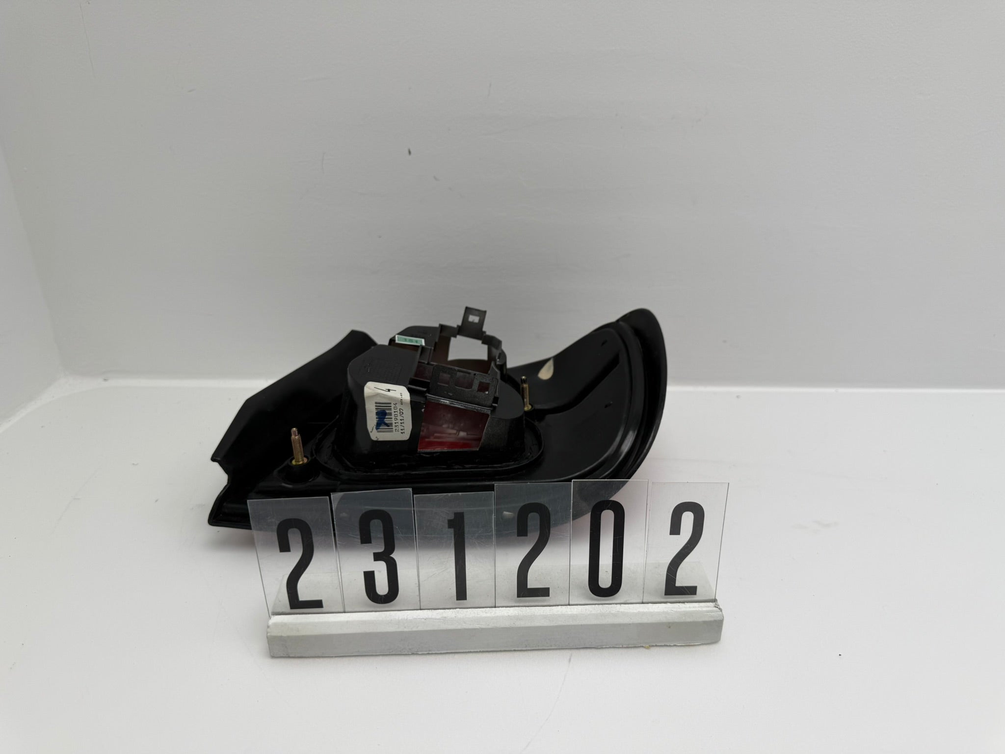 23755688 / LD2319; 231 2 02; 151 Nissan Primera P11 Stufenheck 96-99 Rückleuchte Links Außen