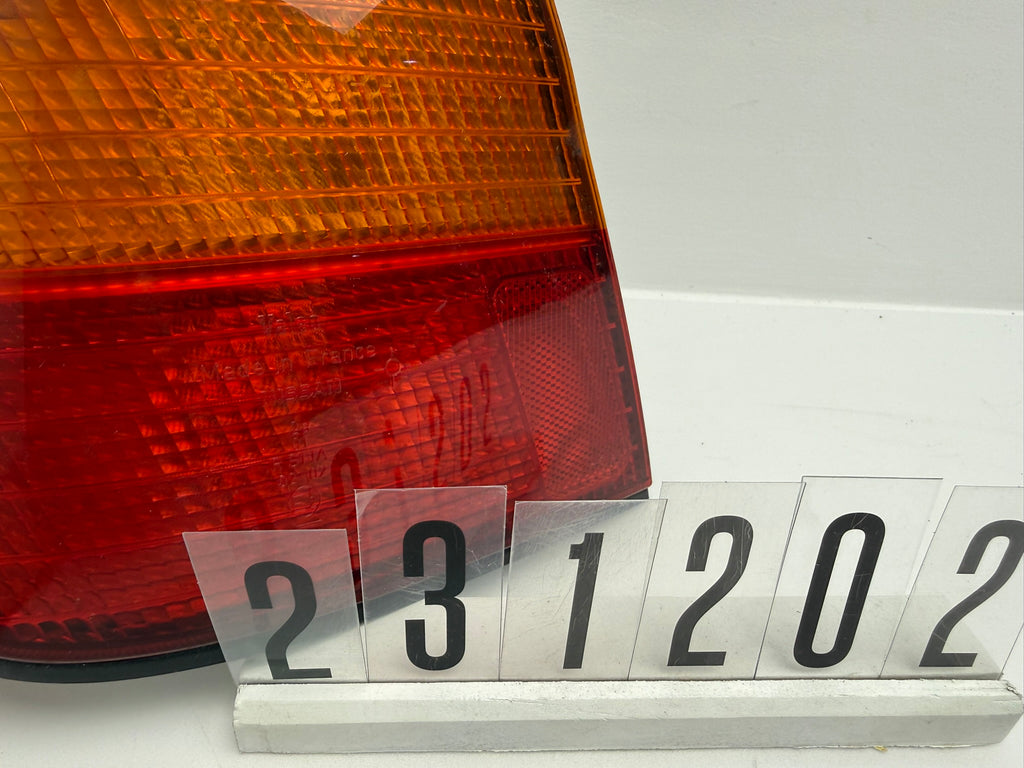 23755688 / LD2319; 231 2 02; 151 Nissan Primera P11 Stufenheck 96-99 Rückleuchte Links Außen
