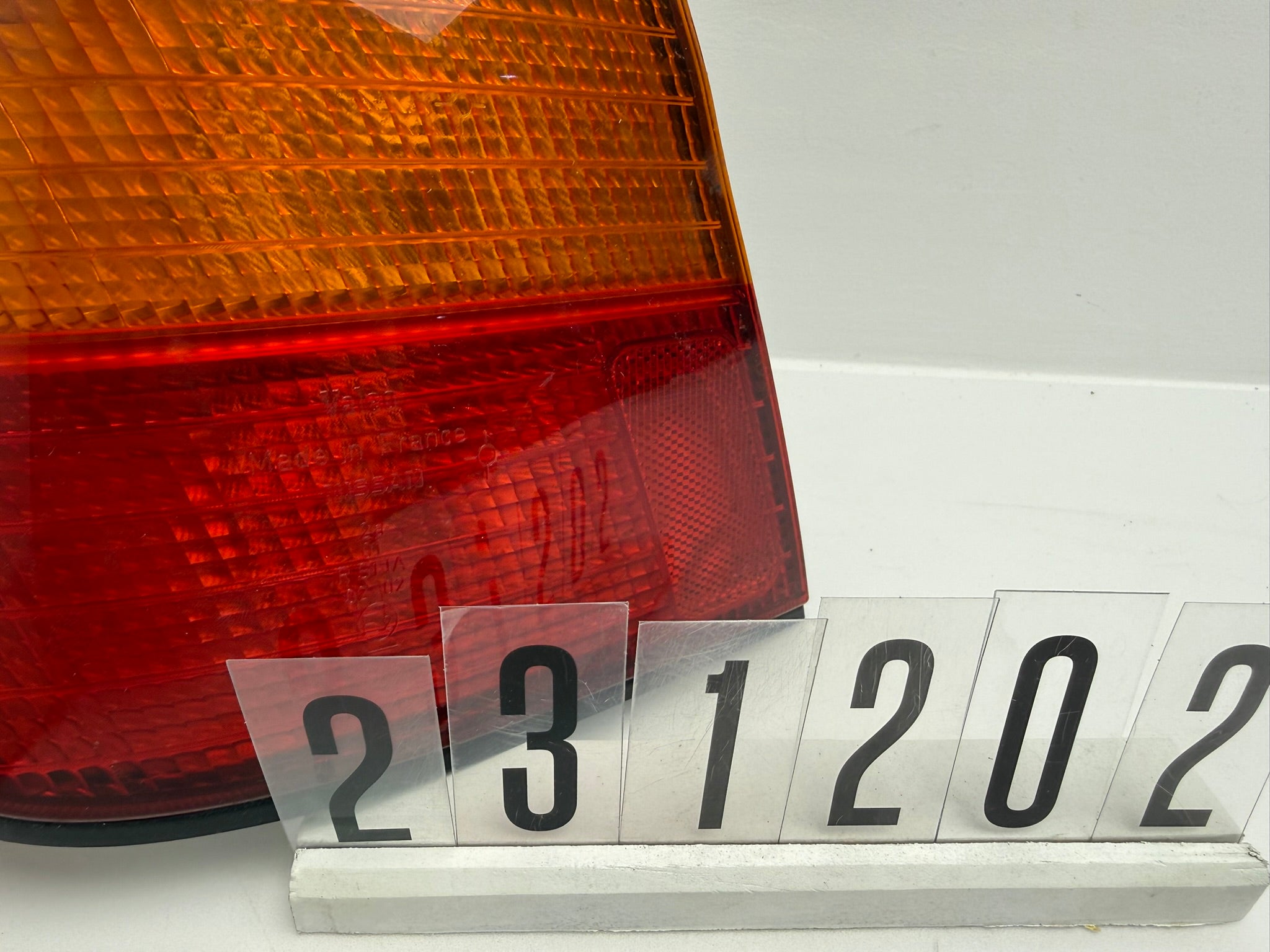 23755688 / LD2319; 231 2 02; 151 Nissan Primera P11 Stufenheck 96-99 Rückleuchte Links Außen