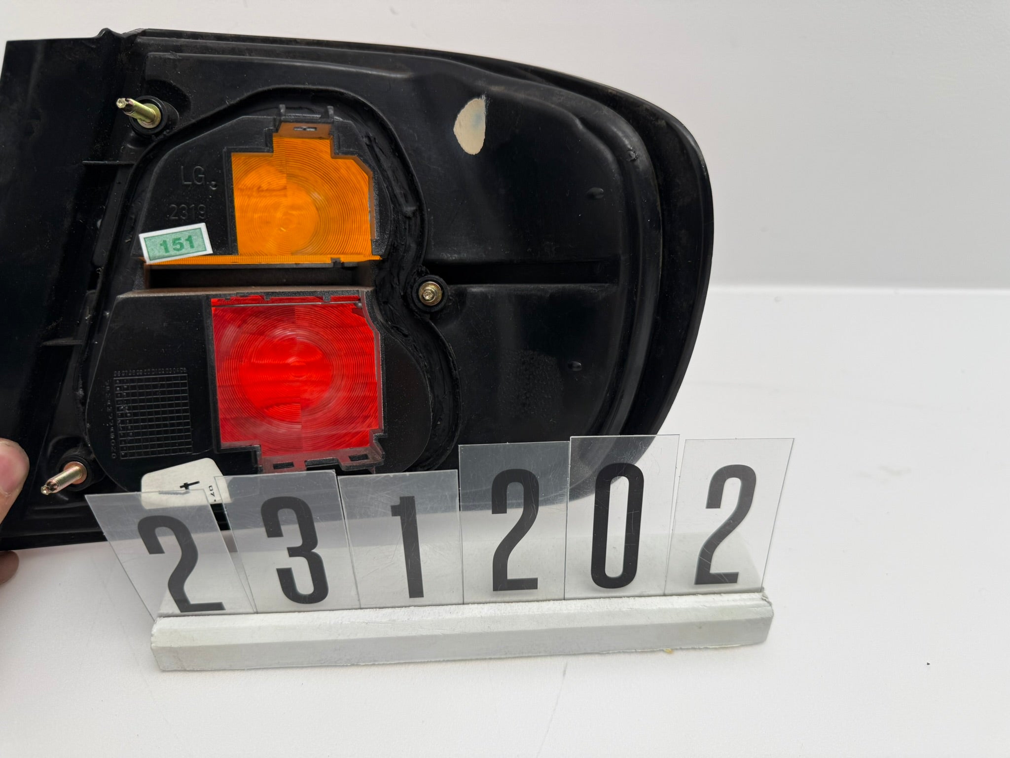 23755688 / LD2319; 231 2 02; 151 Nissan Primera P11 Stufenheck 96-99 Rückleuchte Links Außen