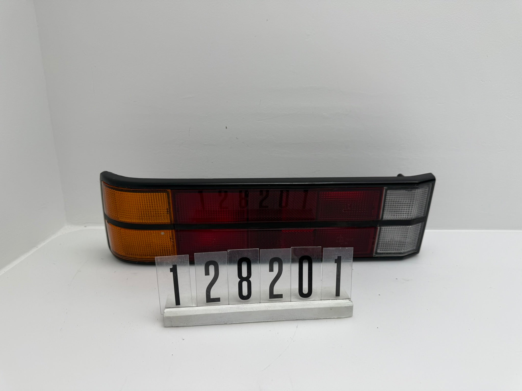 12851748; 128 2 01; 155 Opel G.M. Rekord E E1 SR/E Rückleuchte links