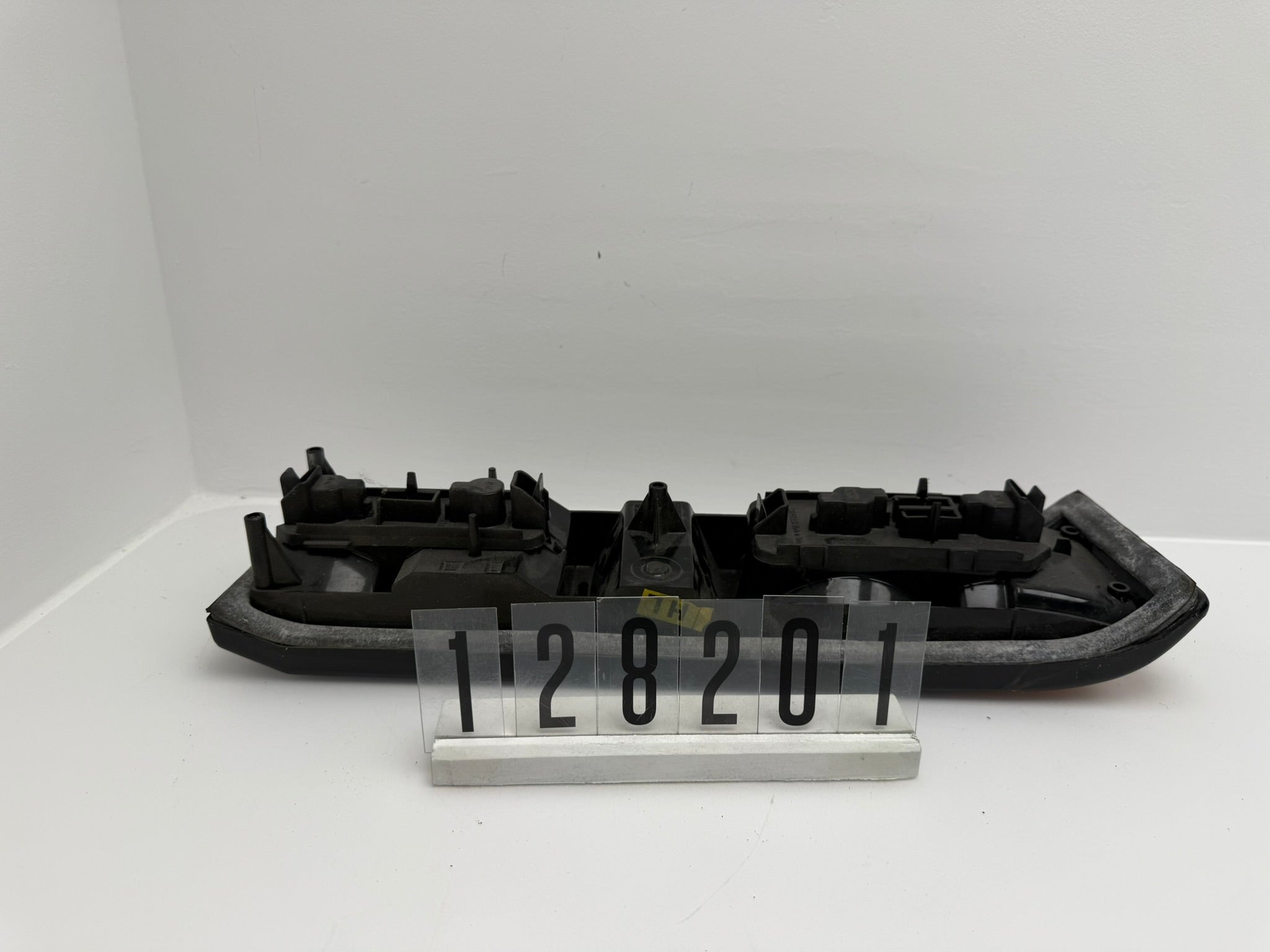 12851748; 128 2 01; 155 Opel G.M. Rekord E E1 SR/E Rückleuchte links