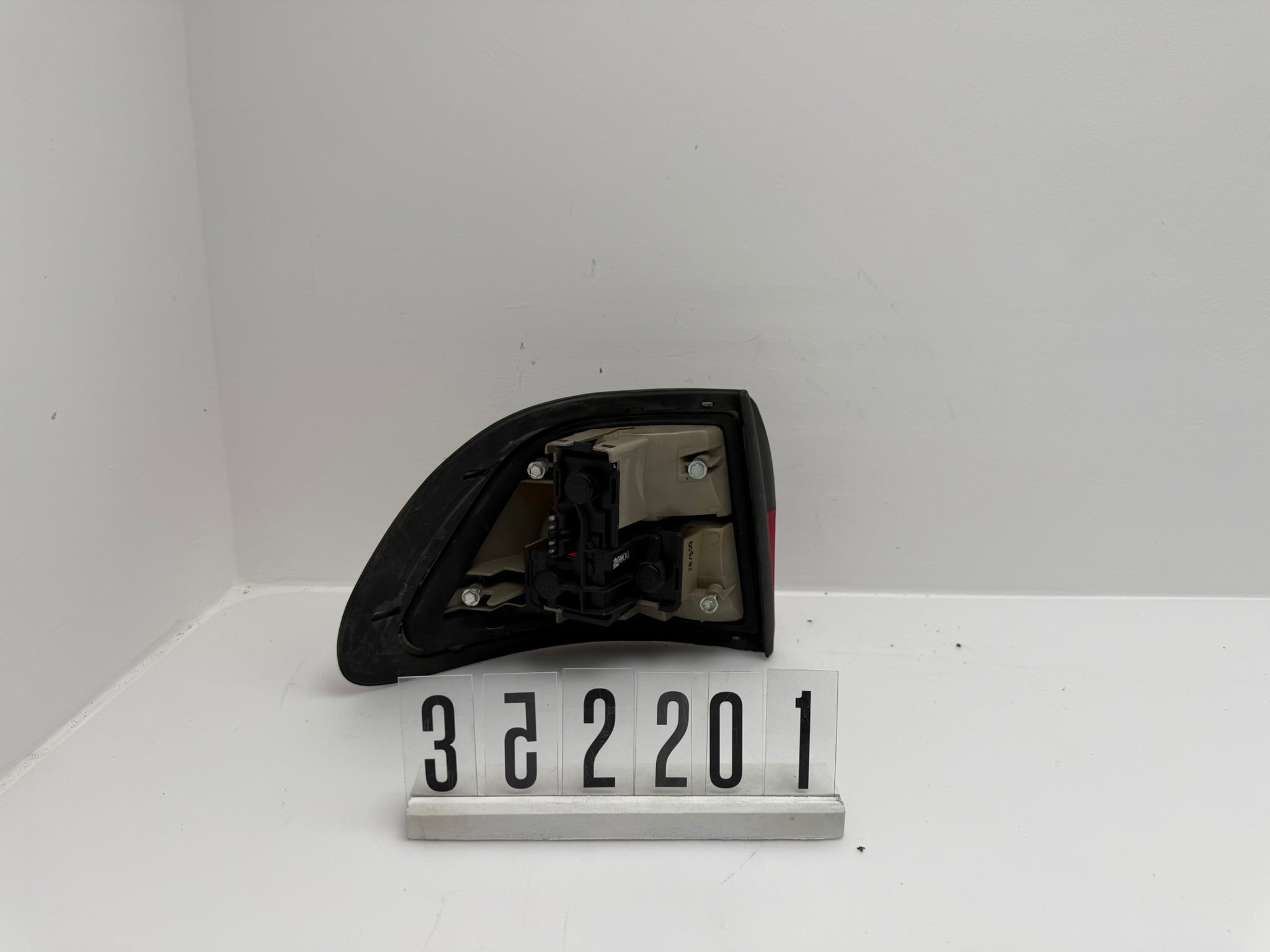 352 86 / 45286 / 20375661; 352 2 01;170 Opel Omega B1 Rückleuchte aussen rechts