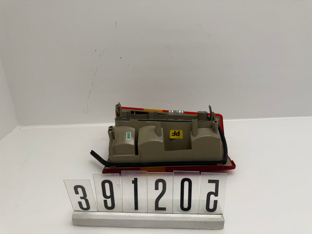 395.334; 391 2 02; 185-186 Opel Kadett E Rückleuchte rechts