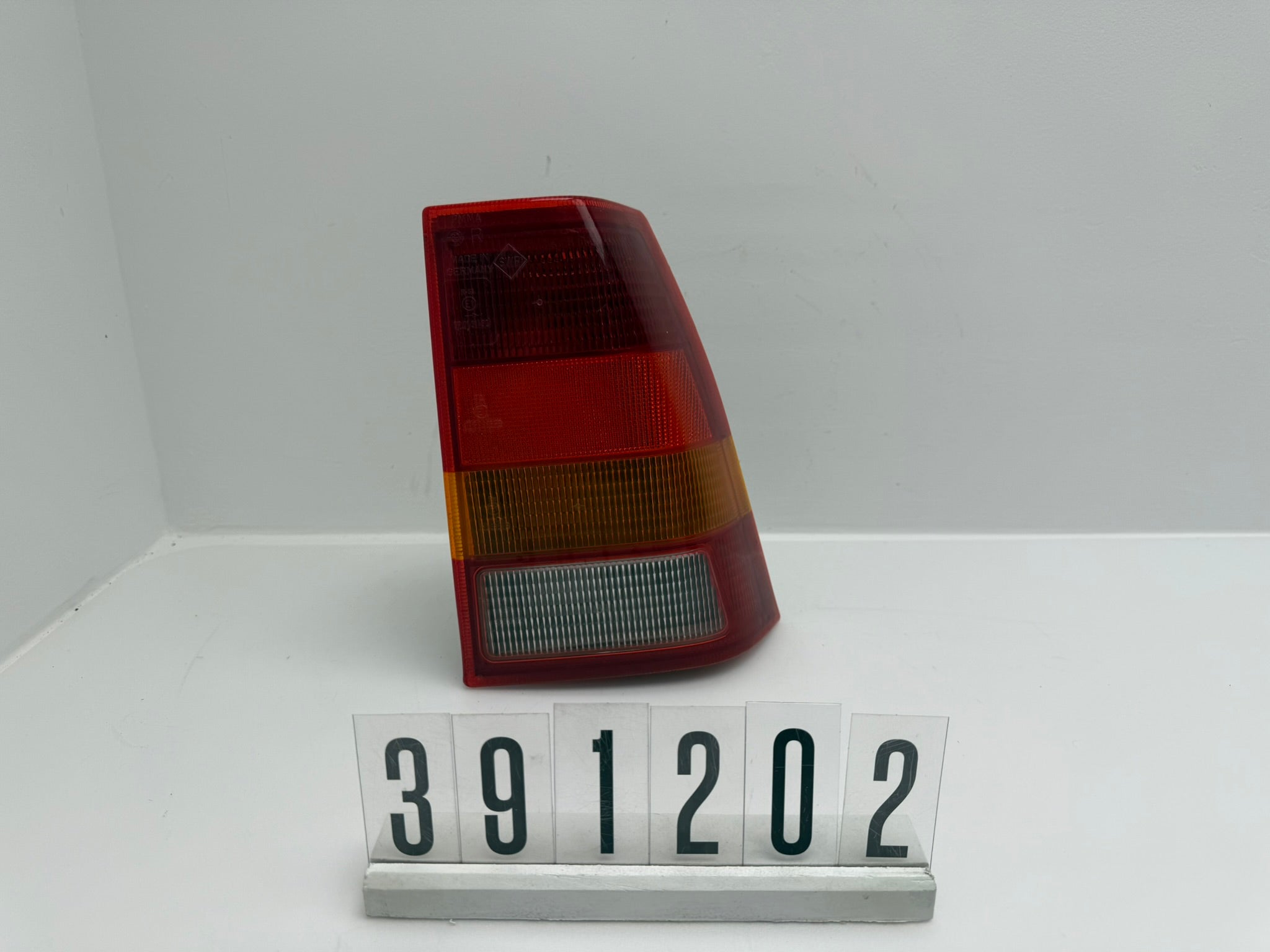 395.334; 391 2 02; 185-186 Opel Kadett E Rückleuchte rechts