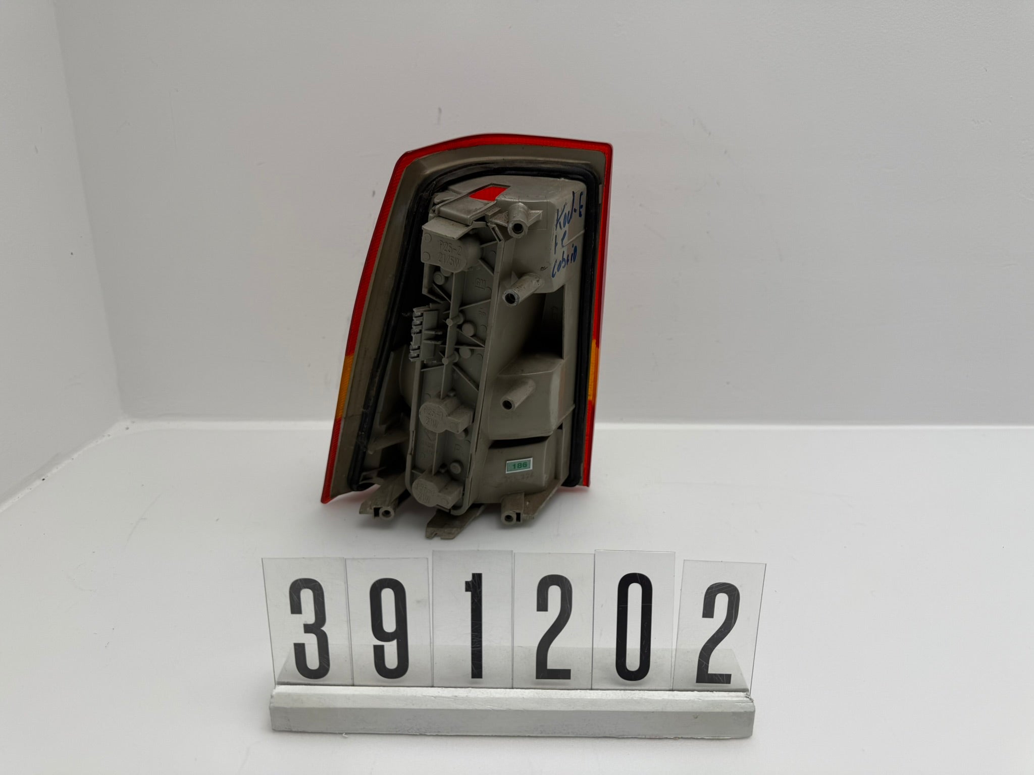 395.334; 391 2 02; 185-186 Opel Kadett E Rückleuchte rechts