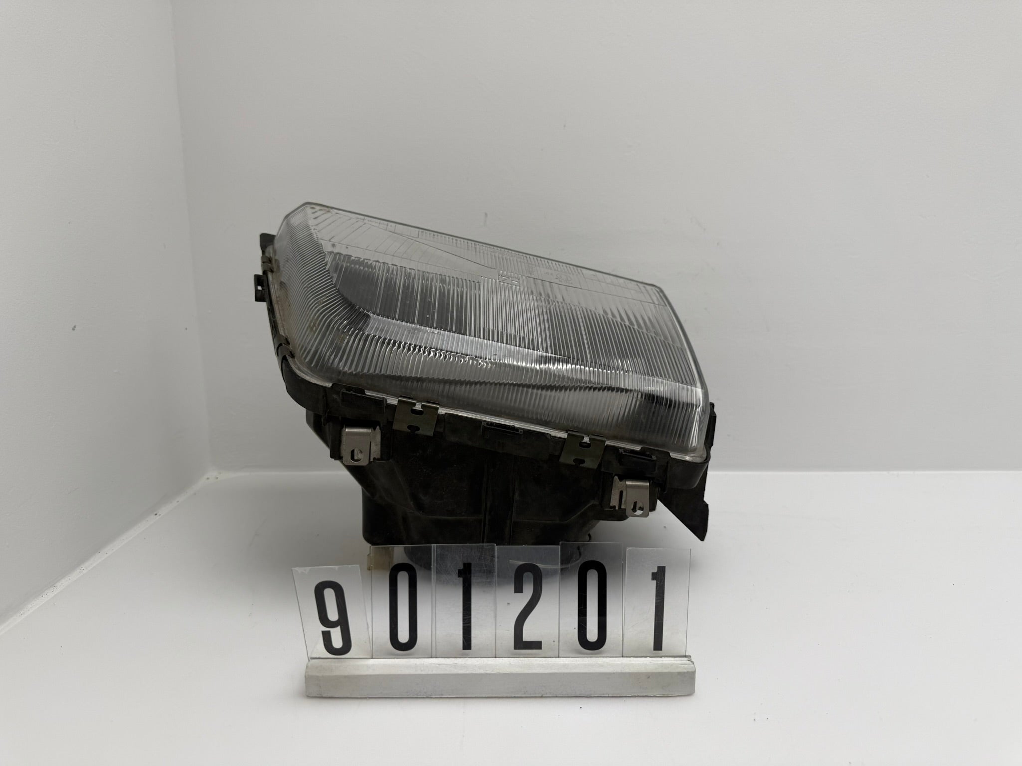 1305620488 / 24592R20; 901 2 01-02; 208-209 Opel Ascona Scheinwerfer rechts