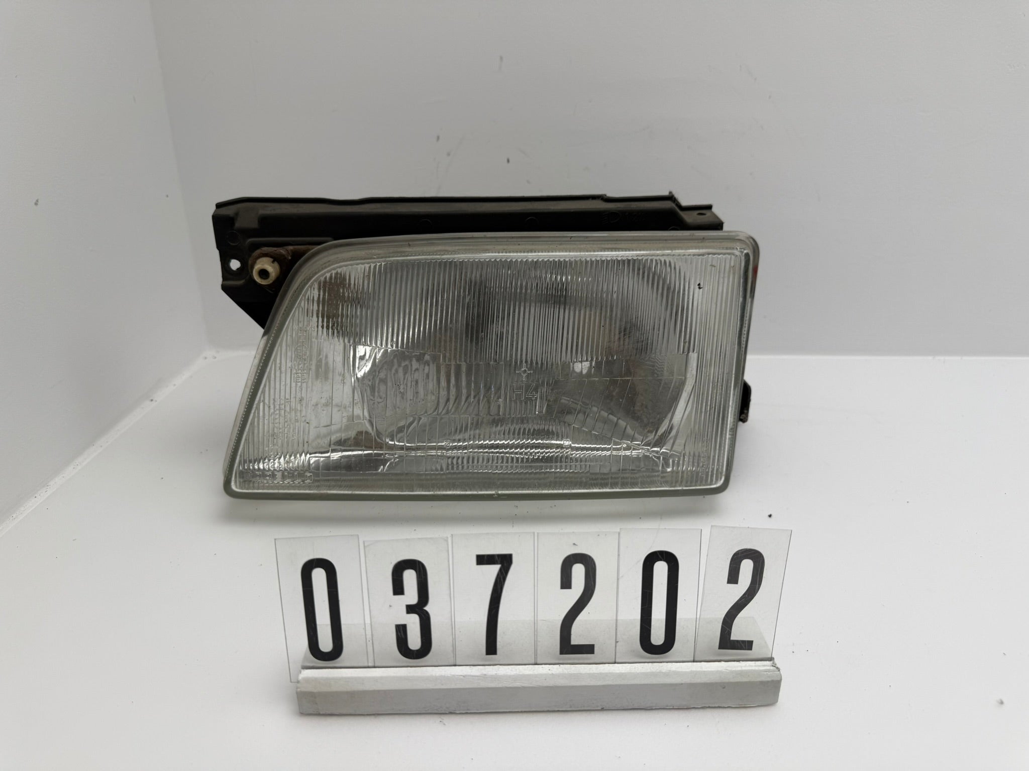 3.805.381 / 3.755.381; 038 2 01-02 / 037 2 01; 212-214 Opel Kadett E 09/84-08/91 H4 Scheinwerfer Links