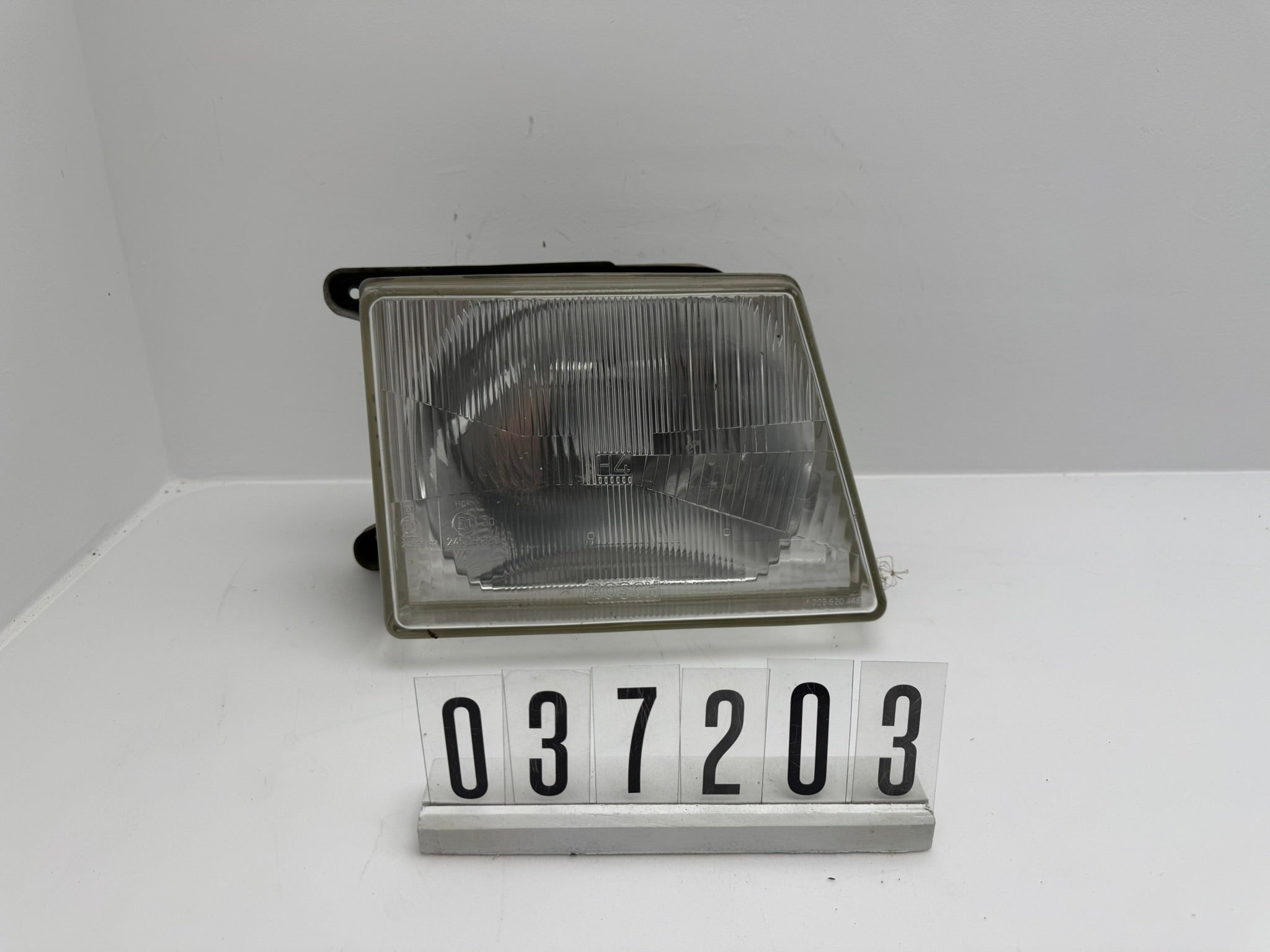 1305620448; 037 2 03-04; 216-217 Opel Kadett D Scheinwerfer H4 Bosch rechts
