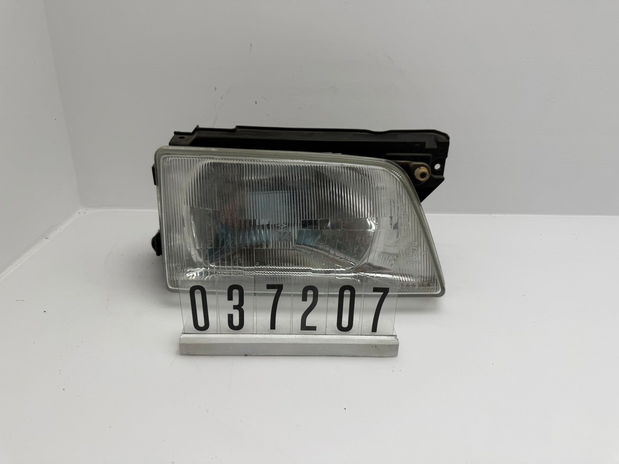 3.754.381; 037 2 05-08; 218-221 Opel Kadett E Scheinwerfer