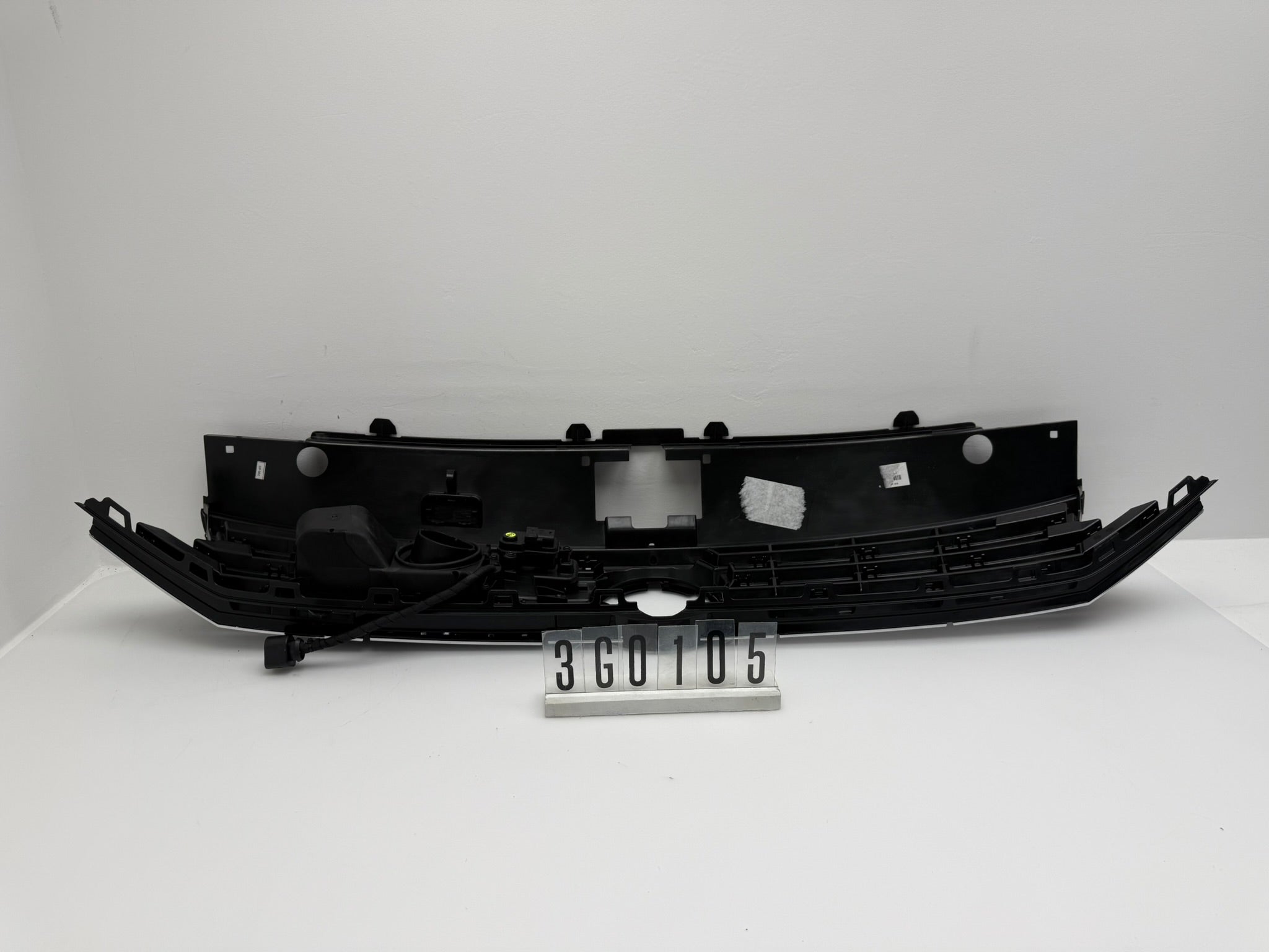 3G0 853 653 B; 3G0 1 05; 223  VW Passat 3G B8 Kühlergrill GTE